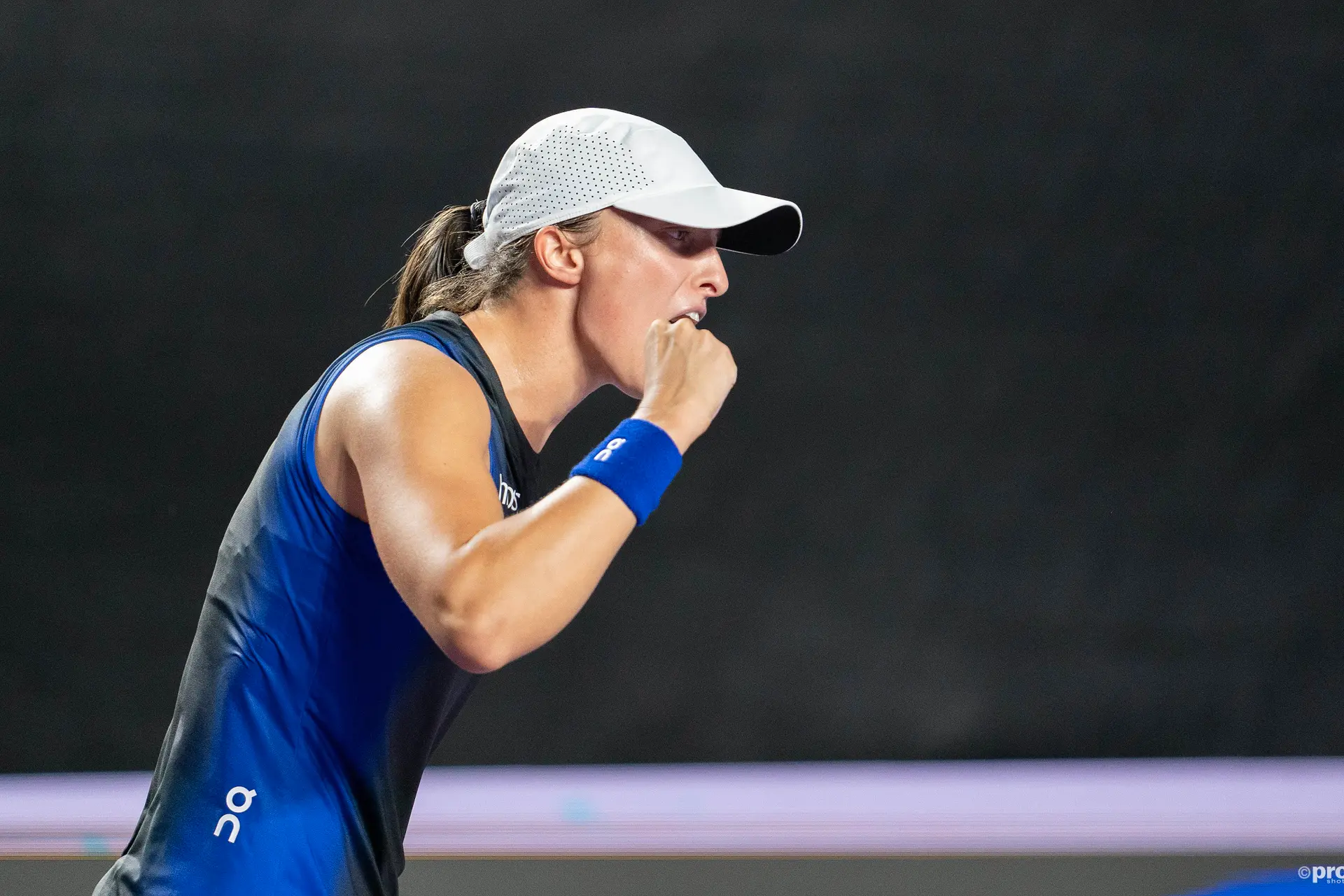 Iga Swiatek vence a Ons Jabeur y se enfrentará a Aryna Sabalenka en las semifinales del WTA Finals
