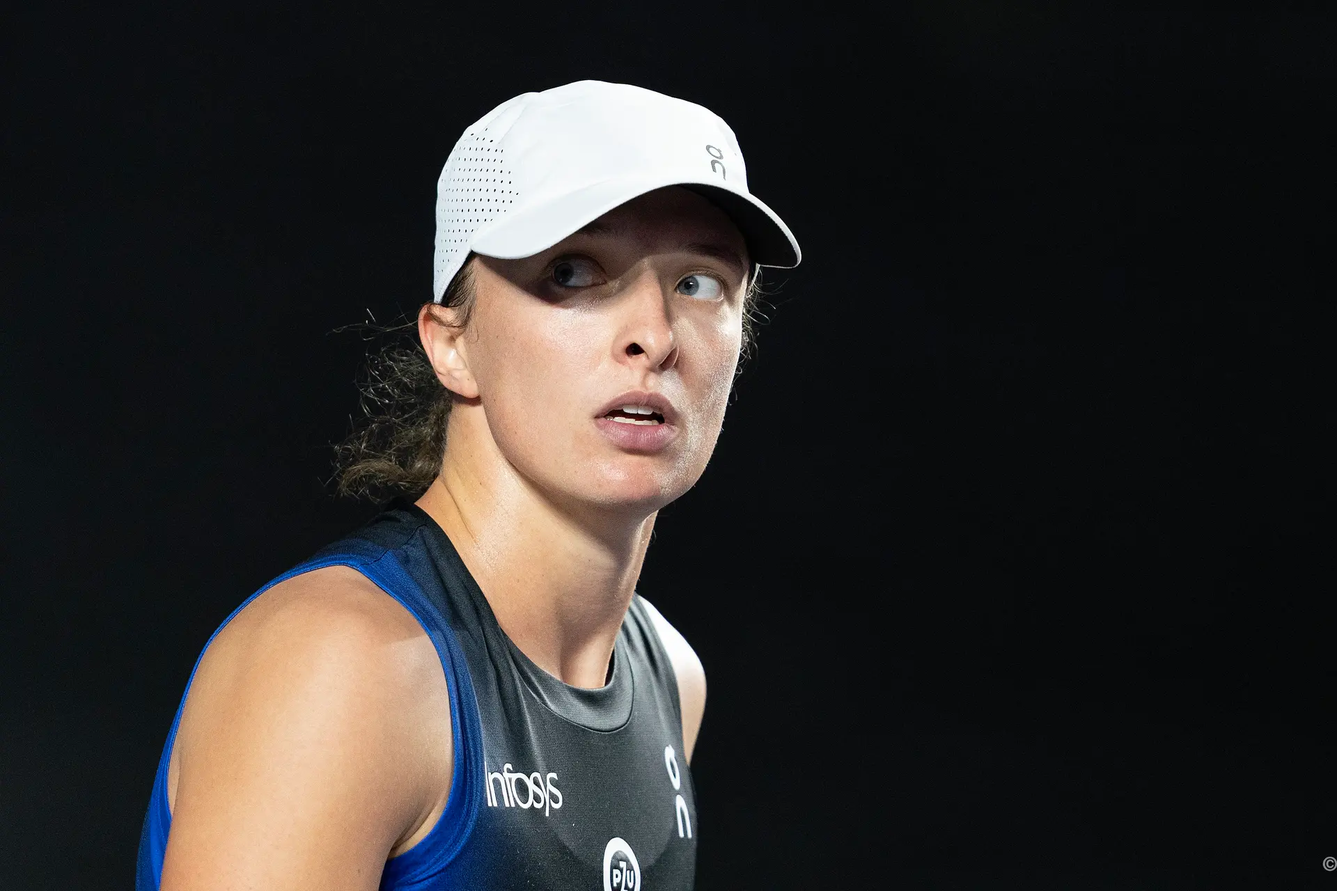 "Tiene un código muy xenófobo": Un comentarista de las WTA Finals desata la furia por insinuar que Iga Swiatek sólo tiene fans en Polonia
