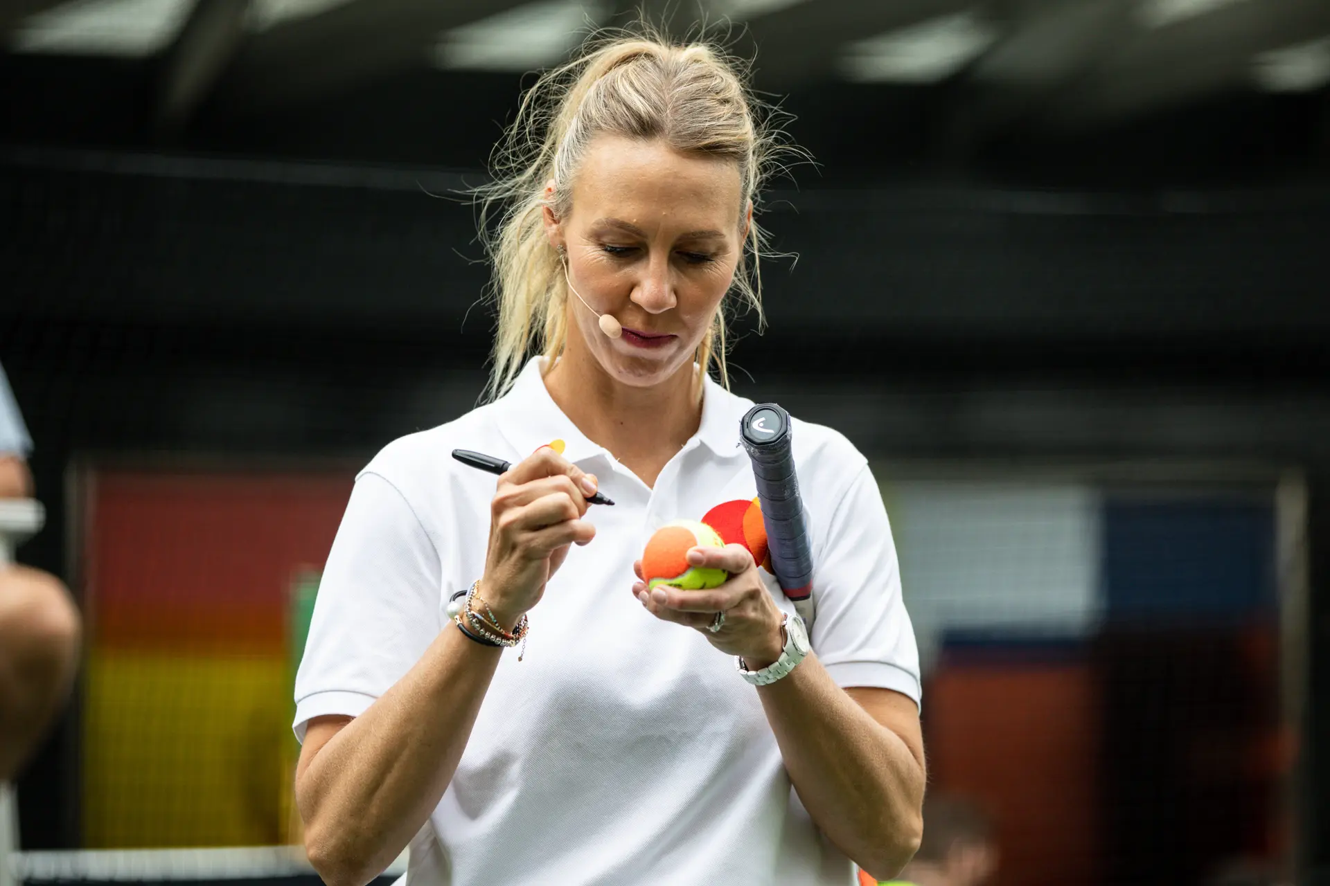 (VIDEO) Alicia Moliks erste Tat als Direktorin von Adelaide International? Einem jungen Mädchen helfen, das auf dem Platz zusammengebrochen ist