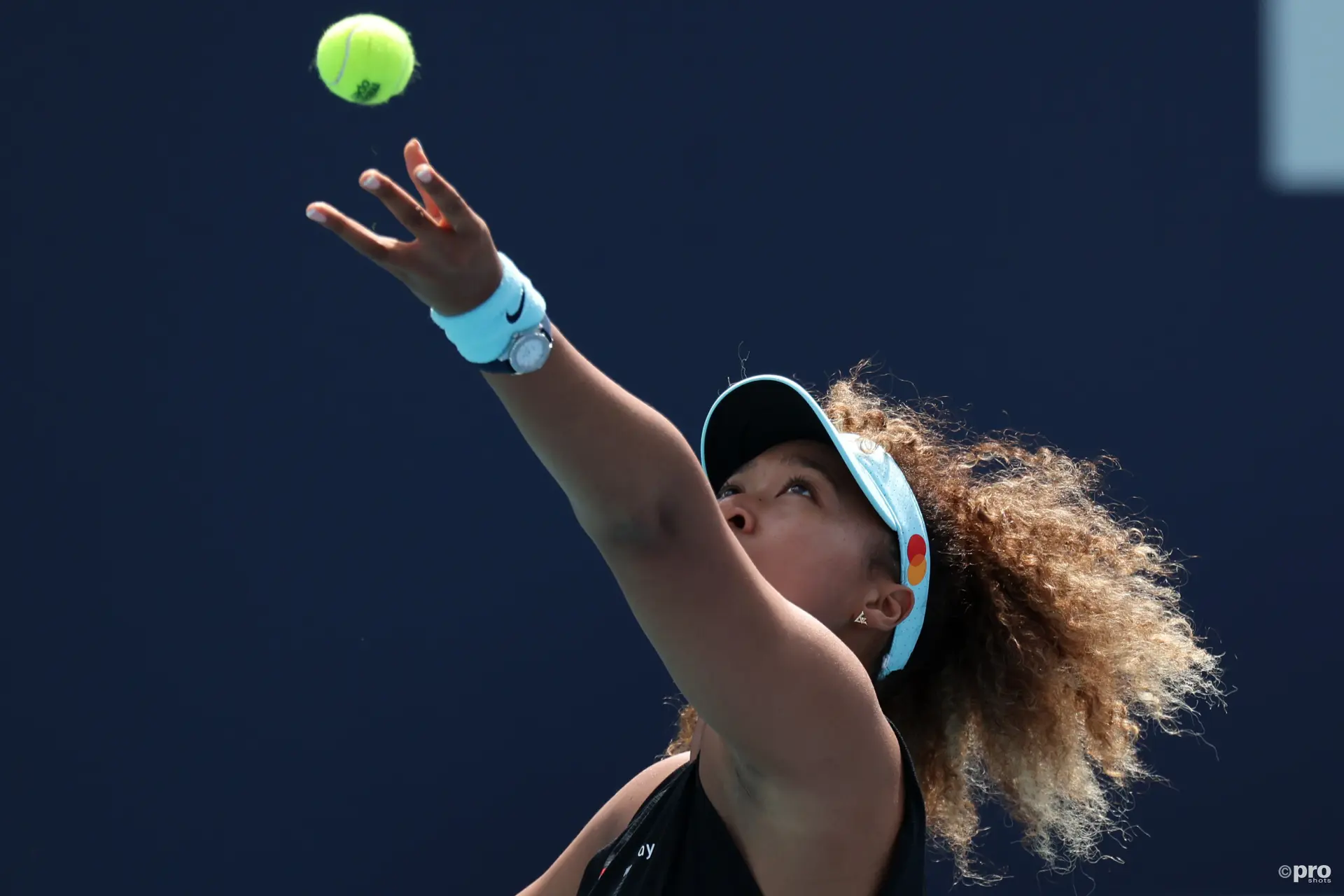 Naomi Osaka faz um serviço perfeito, batendo na bola de ténis, no primeiro olhar sobre o regresso da ex-número 1 do mundo: "Ela está a chegar"