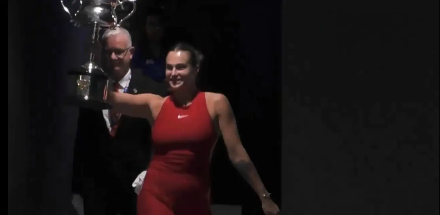 (VIDEO) Das Schreiten einer Siegerin: Aryna Sabalenkas grandioser Gang zum Pokal nach ihrem zweiten Australian Open-Titel
