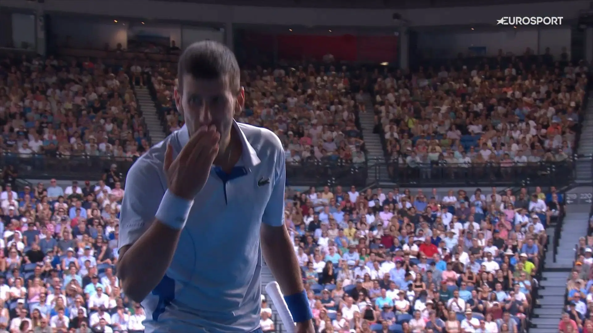 (VÍDEO) Novak Djokovic continua a ser um amigo e manda um beijo a Nick Kyrgios na cabina de comentários depois de ganhar um ponto