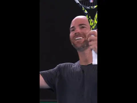 O momento em que Adrian Mannarino faz o seu primeiro jogo contra Djokovic no R4 do AO2024 e deixa toda a gente louca