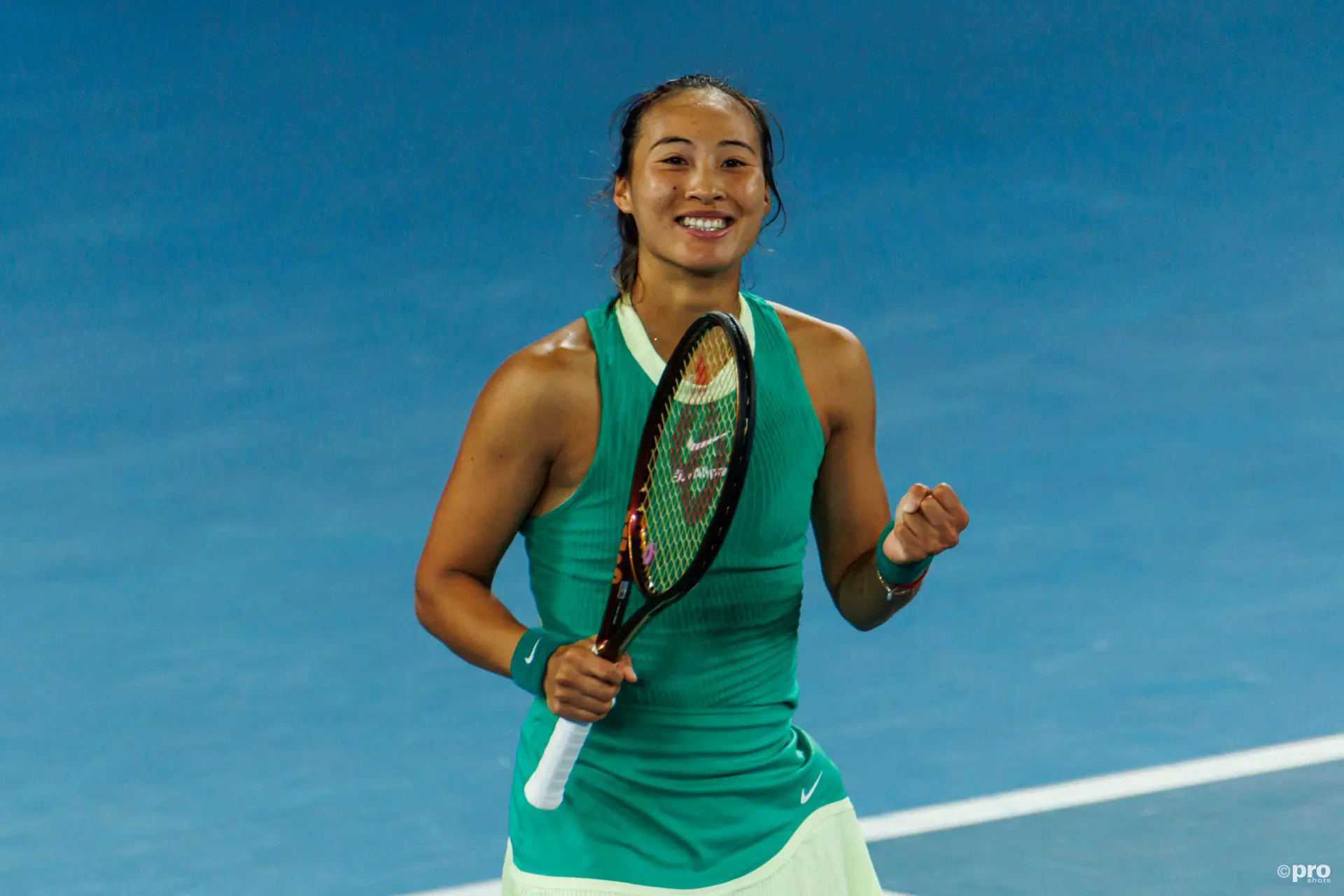 El momento "tierra, trágame" de Zheng Qinwen en el Pan Pacific Open: Sale a la pista con la etiqueta en su equipación