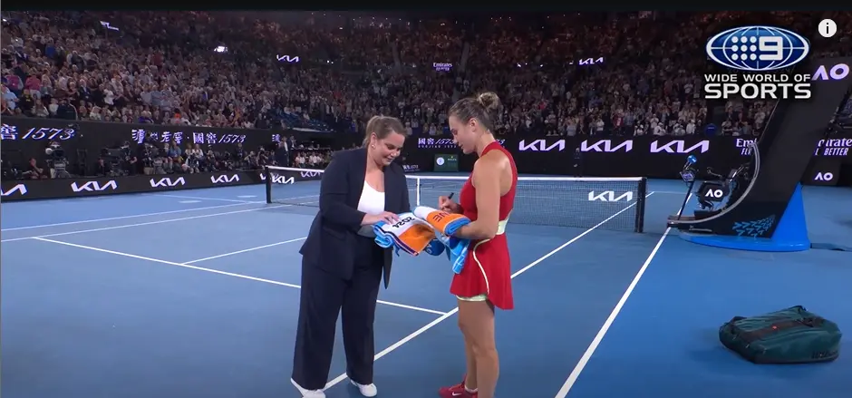 (VIDEO) Aryna Sabalenka, campeã do Open da Austrália, assina toalhas para serem leiloadas por uma instituição de caridade contra a violência doméstica