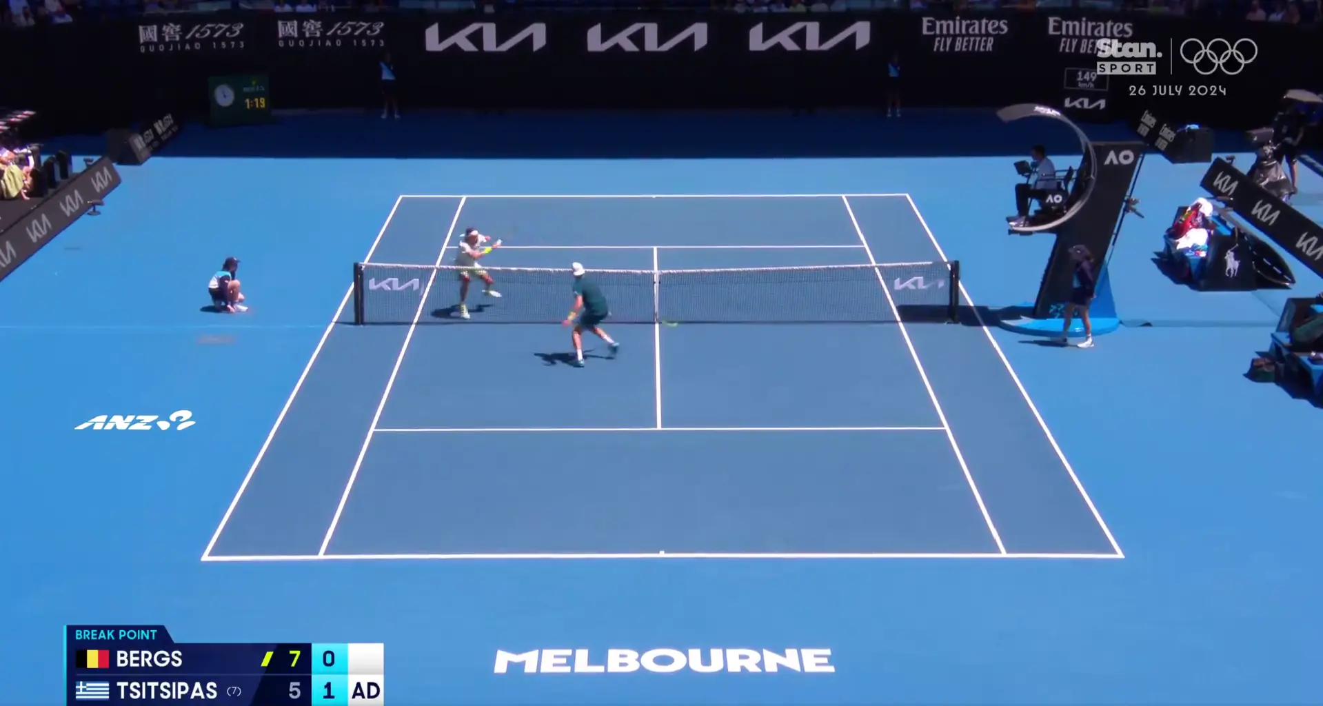 (VÍDEO) Stefanos Tsitsipas, o candidato a Melhor Jogada do Ano, deixa Zizou Bergs boquiaberto no Open da Austrália