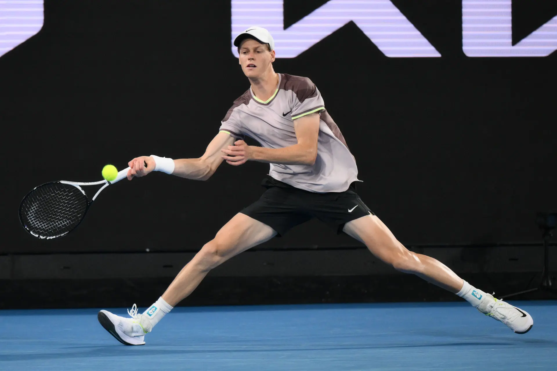 (VIDEO) Jannik Sinner faces young fan in practice and loses point in first defeat technically of 2024 season
