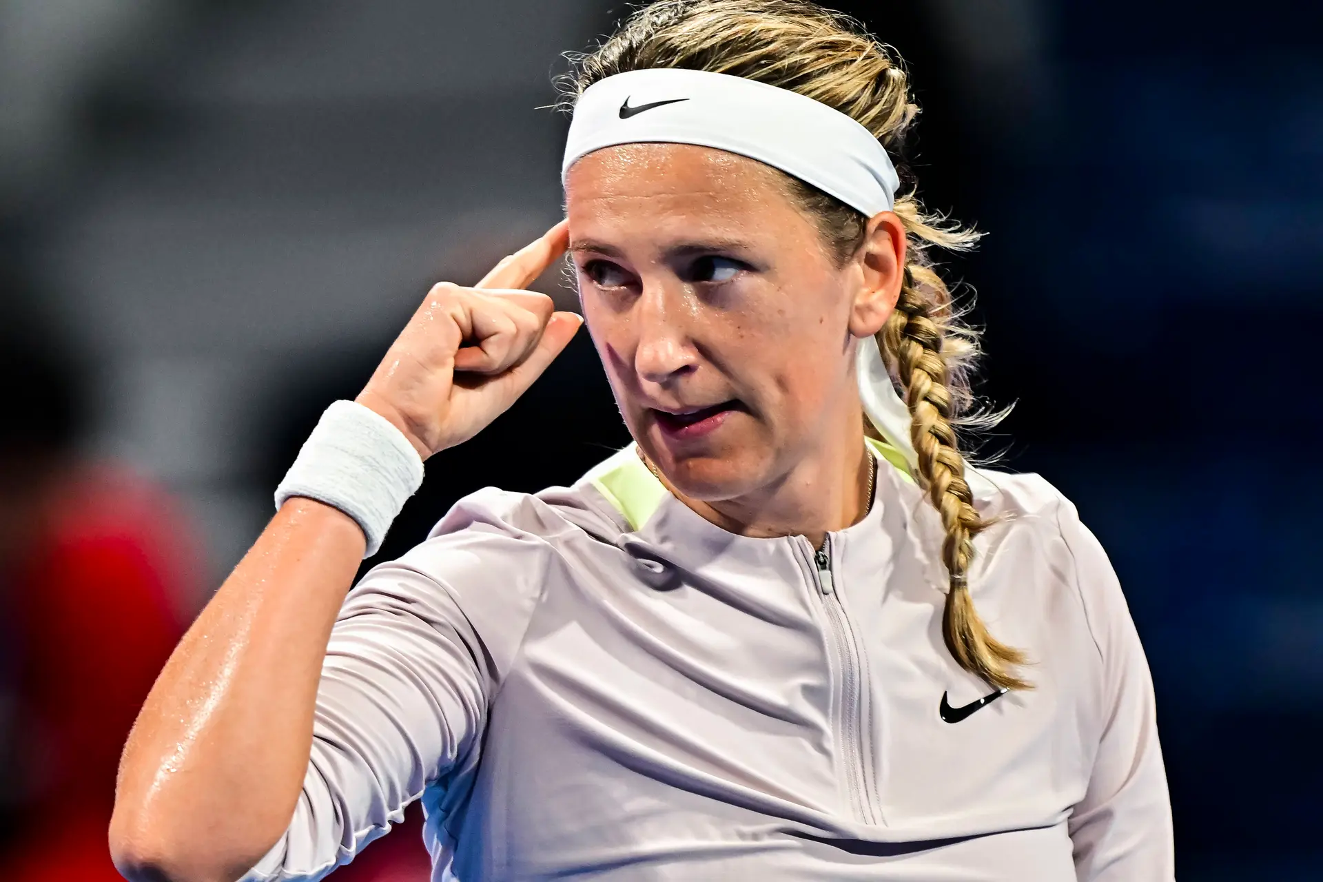 (VIDEO) Victoria Azarenka não tem vontade de dar o "aperto de mão com a raquete" depois de derrotar Jelena Ostapenko no Open do Qatar