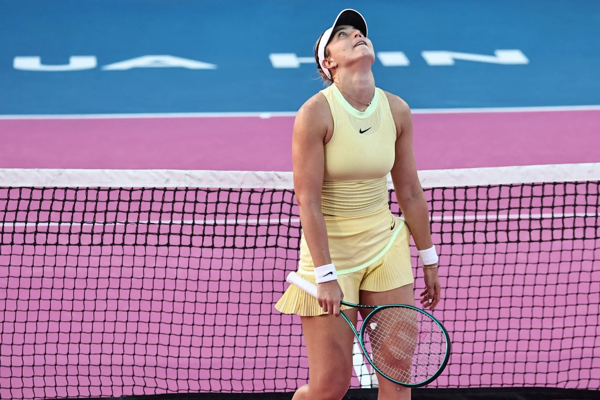 Paula Badosa's injury woes continue, forced to retire in floods of tears from Dubai Duty Free Tennis Championships opener