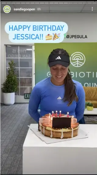 Jessica Pegula comemora 30 anos com bolo de aniversário antes de voltar à ação no San Diego Open