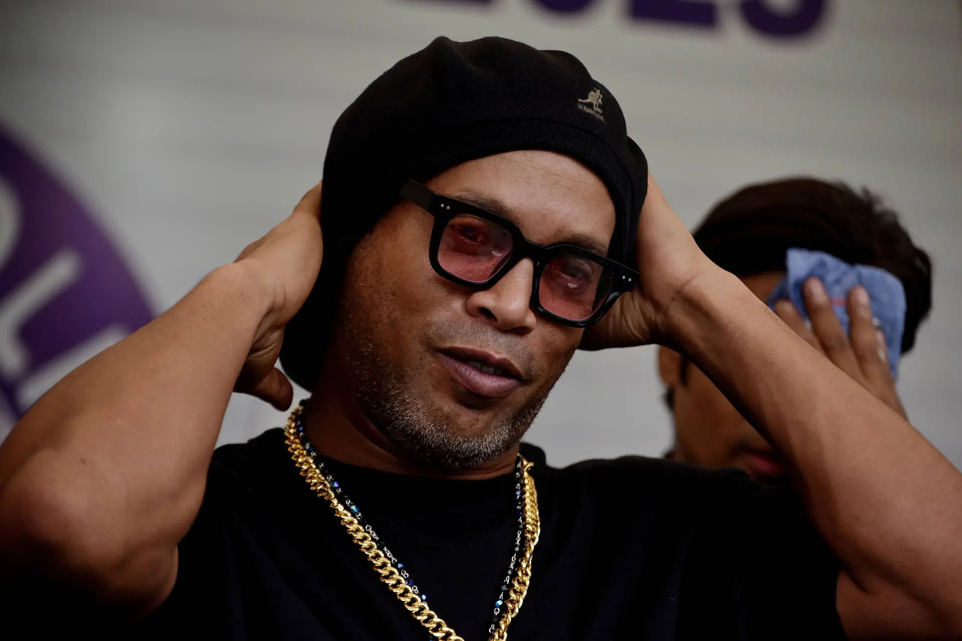 (VIDEO) Brasilianische Fußballlegende Ronaldinho beim Viertelfinale zwischen Rybakina und Fernandez bei den Qatar Open gesichtet