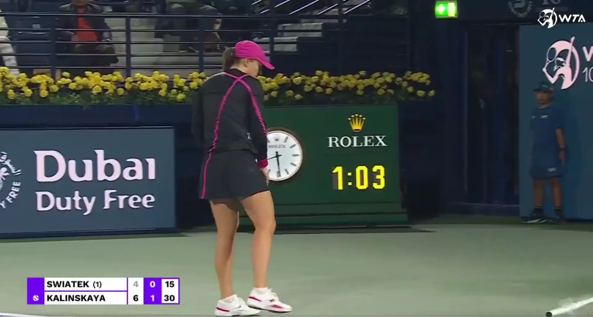 (VÍDEO) Iga Swiatek atira a raquete para o chão e recebe uma advertência na frustrante derrota para Anna Kalinskaya no Dubai