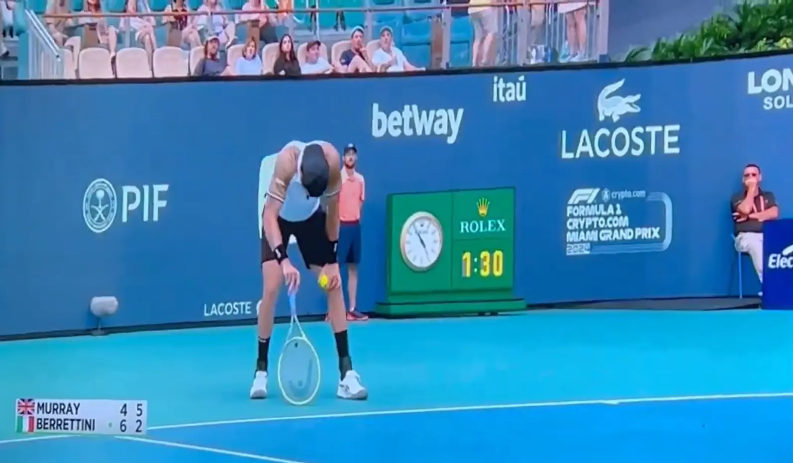 (VÍDEO) Matteo Berrettini casi se desploma por el calor al servir contra Andy Murray en el Miami Open