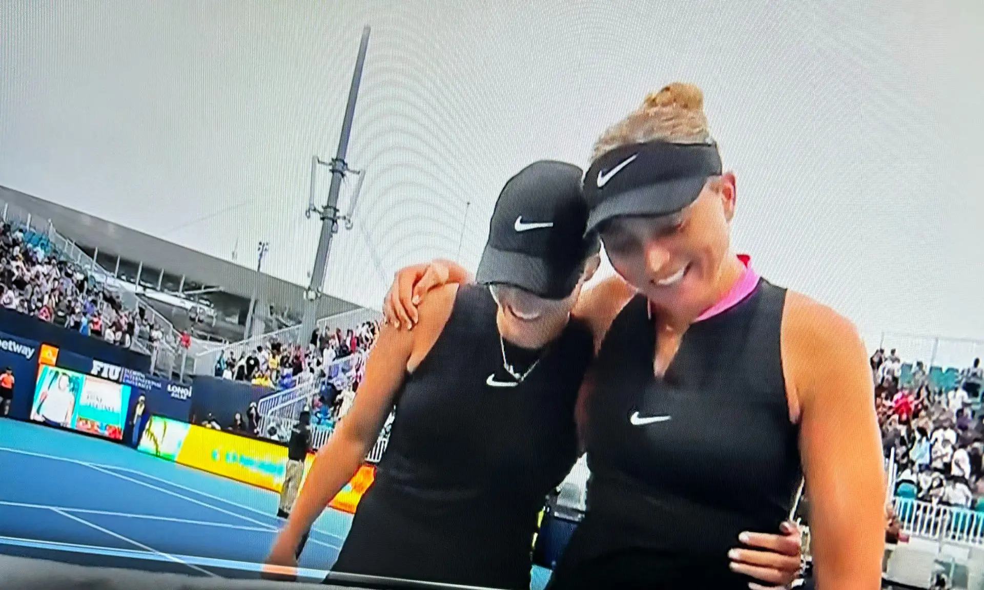 (VIDEO) Days after tragic passing of ex-boyfriend, Aryna SABALENKA shares emotional embrace with best friend Paula BADOSA after Miami Open win