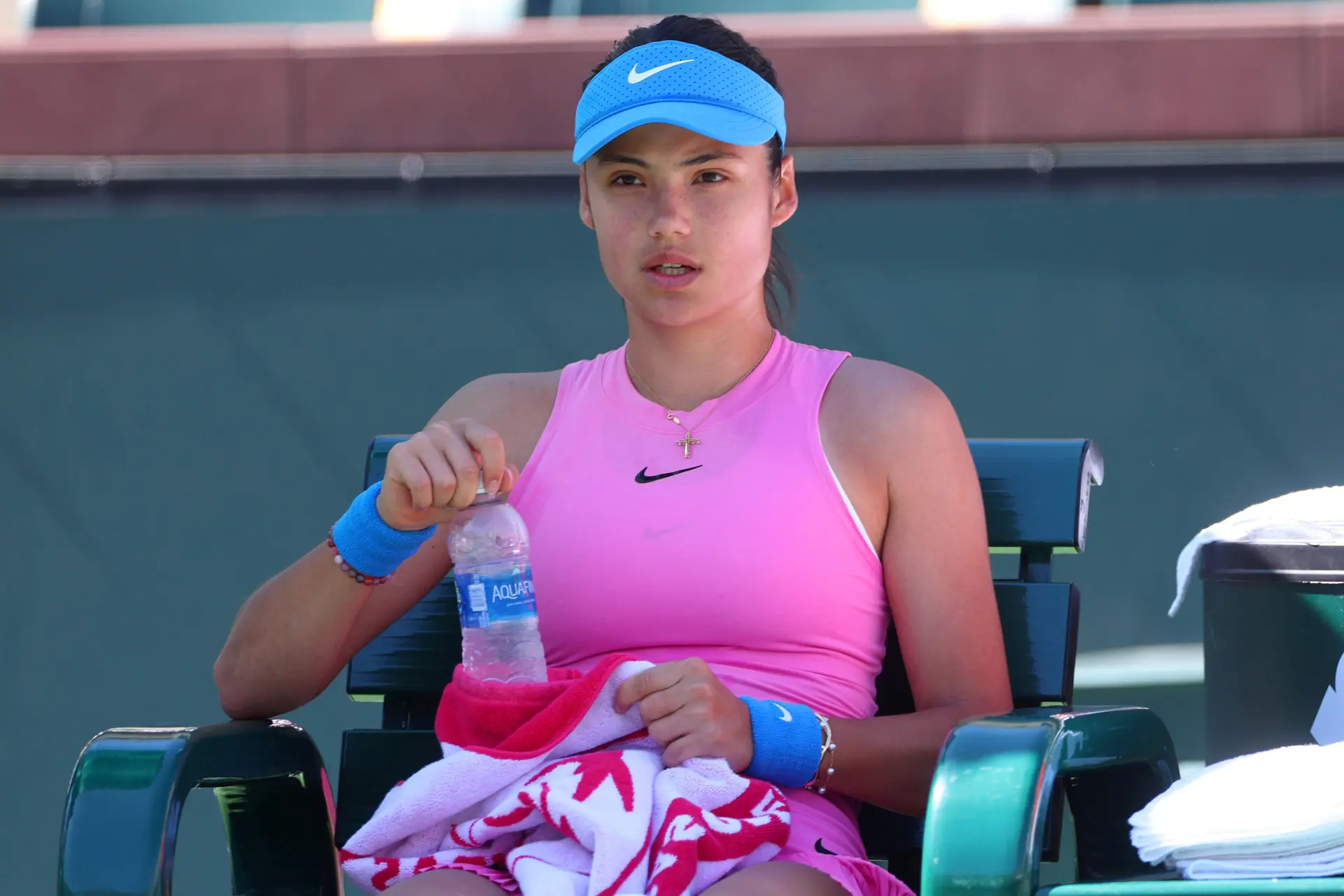Emma Raducanu parece estar pronta para o regresso ao ténis depois de uma lesão nas costas, com o início da preparação para o saibro