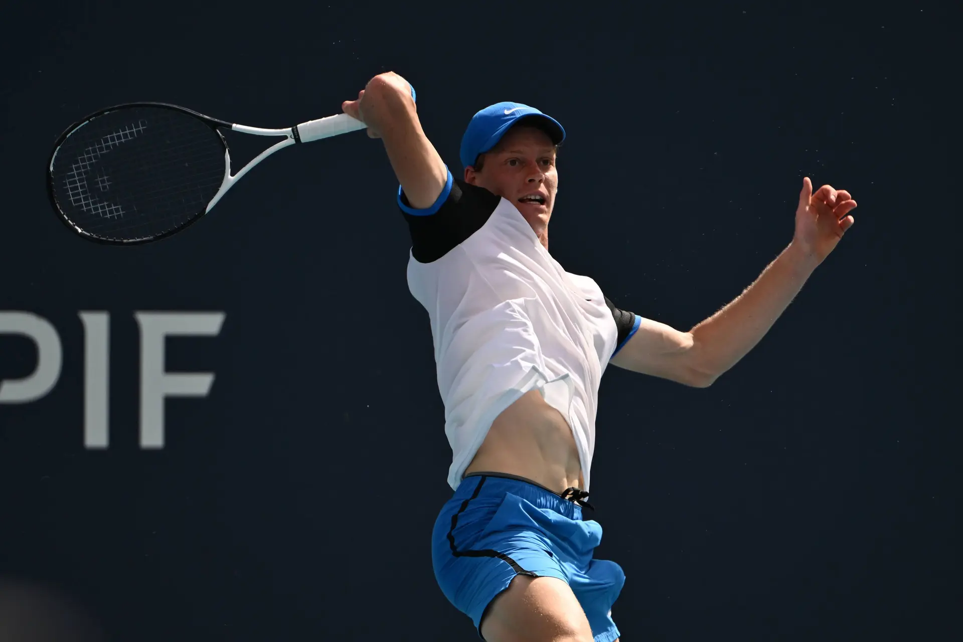 (VIDEO) Jannik SINNER junta-se ao tenista em cadeira de rodas Alfie Hewett para uma sessão de treino diferente no Open de Miami