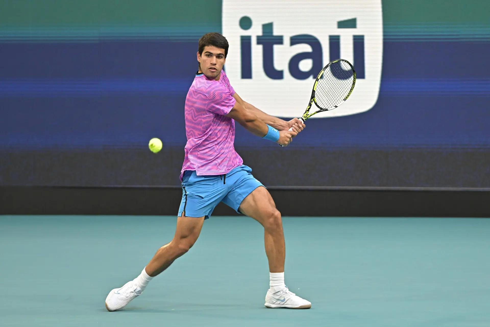 Carlos Alcaraz foi aconselhado por Andy Roddick a ser "mais aborrecido" e "menos espetacular" como Novak Djokovic para continuar a ter sucesso