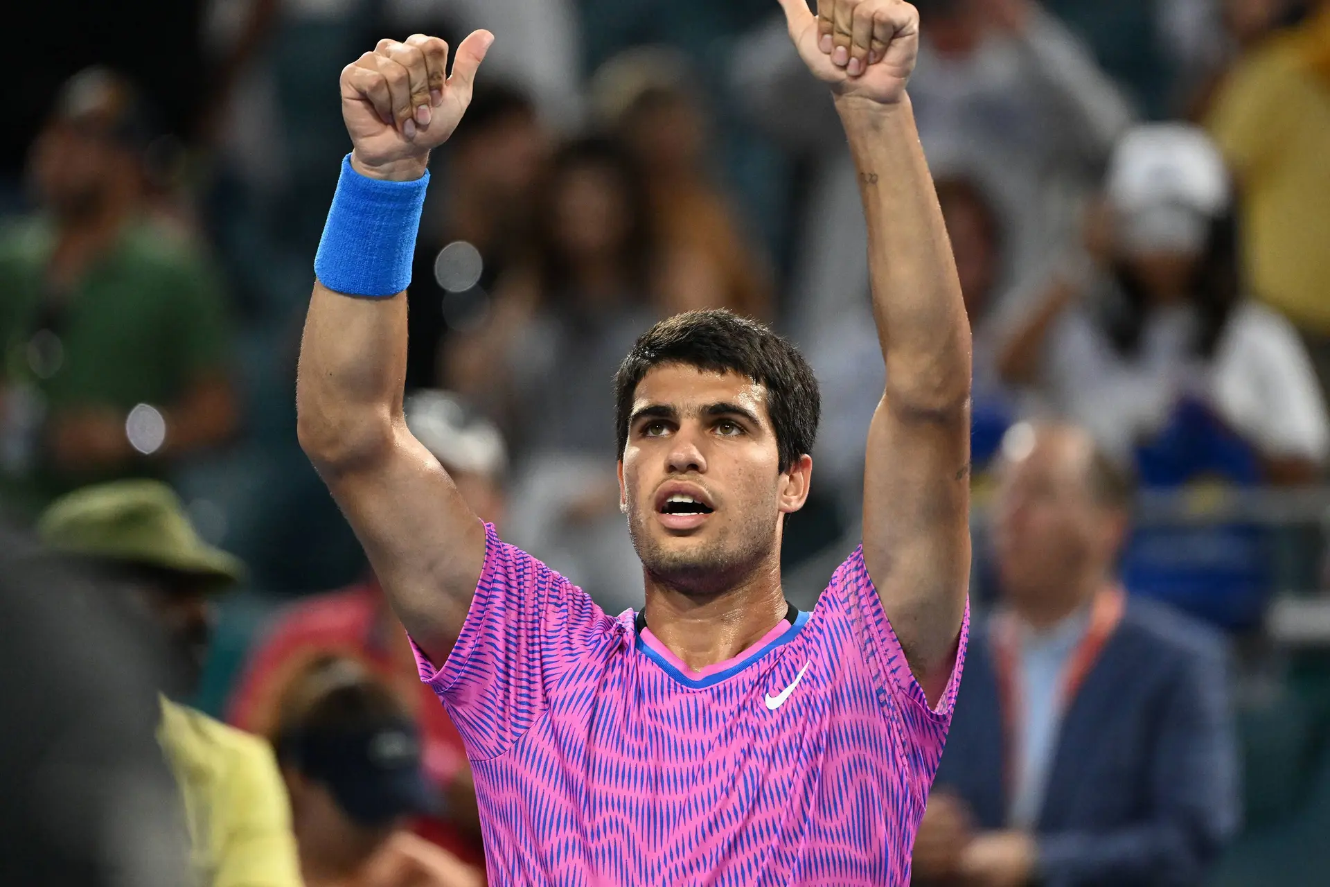 (VÍDEO) El increíble gesto de Carlos Alcaraz con un joven aficionado en el Madrid Open que estaba siendo empujado por la multitud