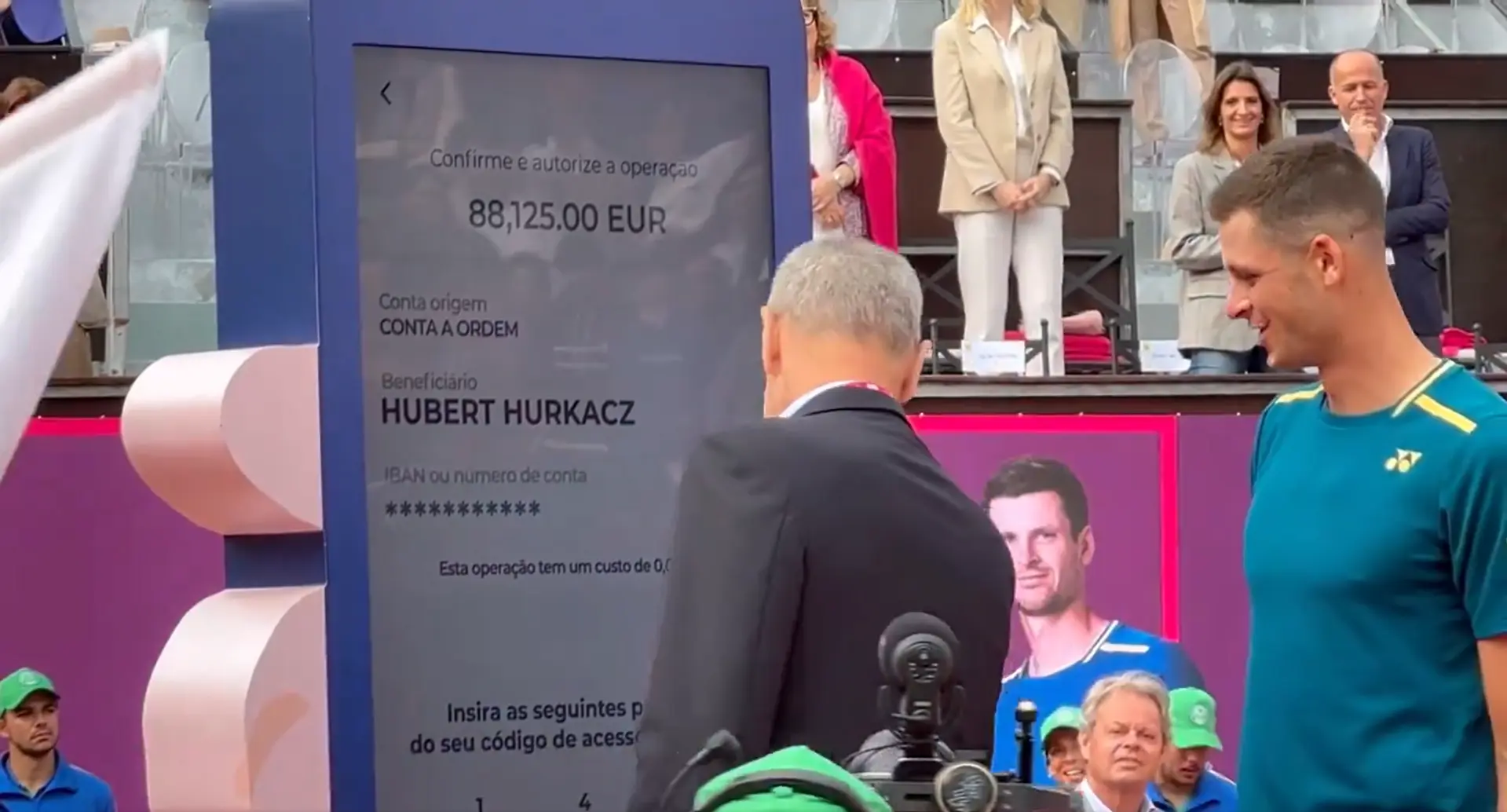 (VIDEO) "Can I order my McDonald's on that thing": Tennis fans joke as Hubert HURKACZ transferred Estoril Open winnings on a giant tablet
