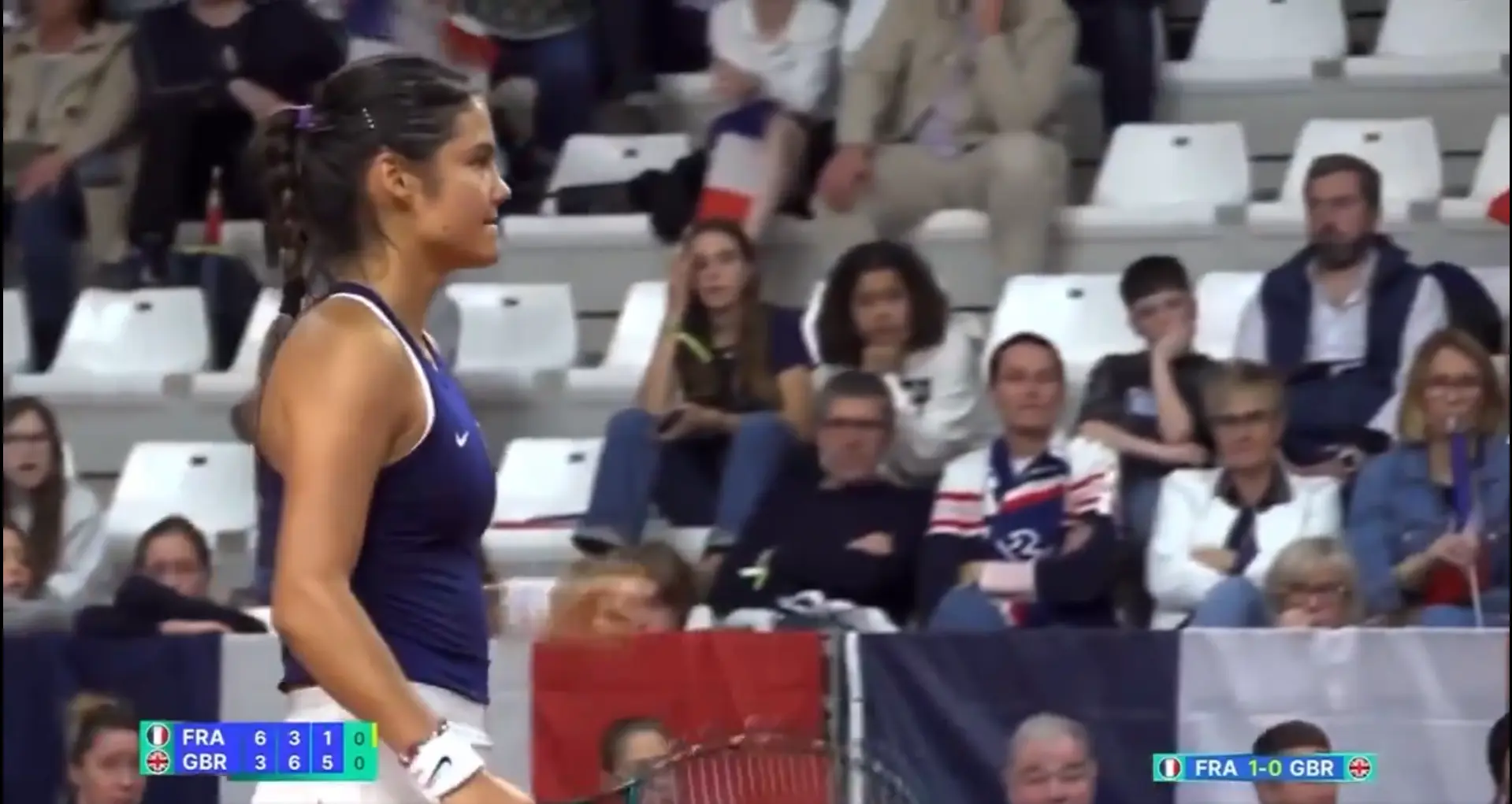 (VIDEO) Verfrühtes Feiern: Emma Raducanu denkt urkomisch, dass das Match beim Billie Jean King Cup früher als erwartet vorbei ist