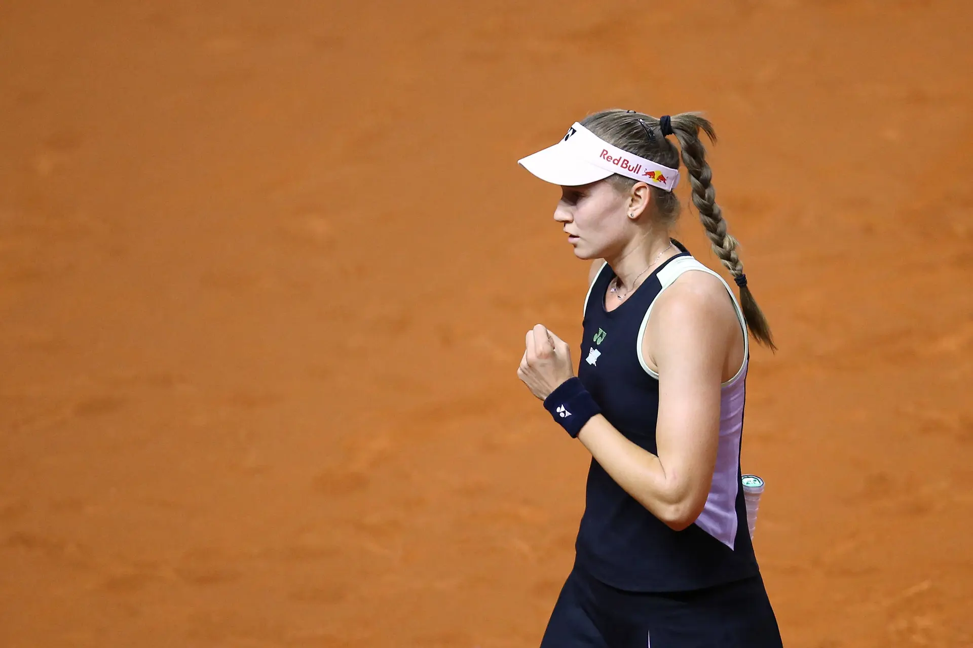 Elena RYBAKINA atinge a quinta meia-final de 2024 com uma vitória em três sets sobre Jasmine PAOLINI no Porsche Tennis Grand Prix