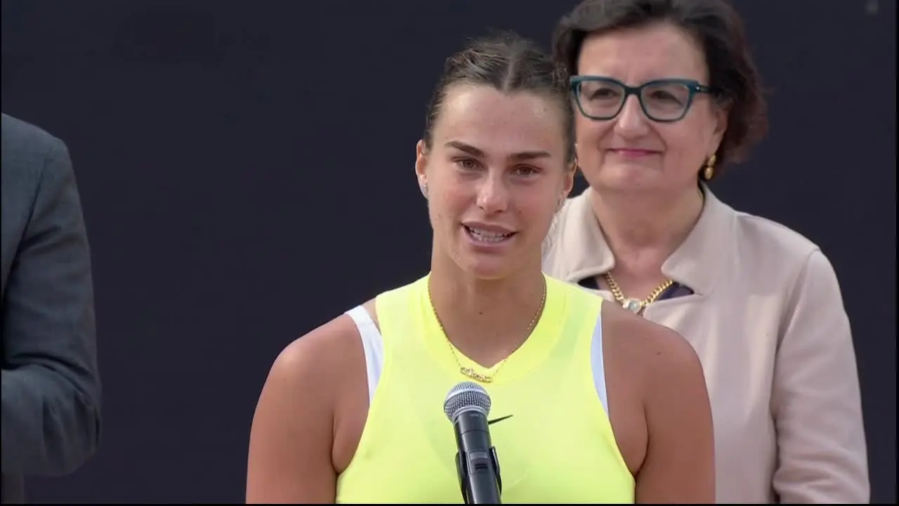 (VIDEO) Aryna Sabalenka hilariously blames coaches after Swiatek Rome Open final loss