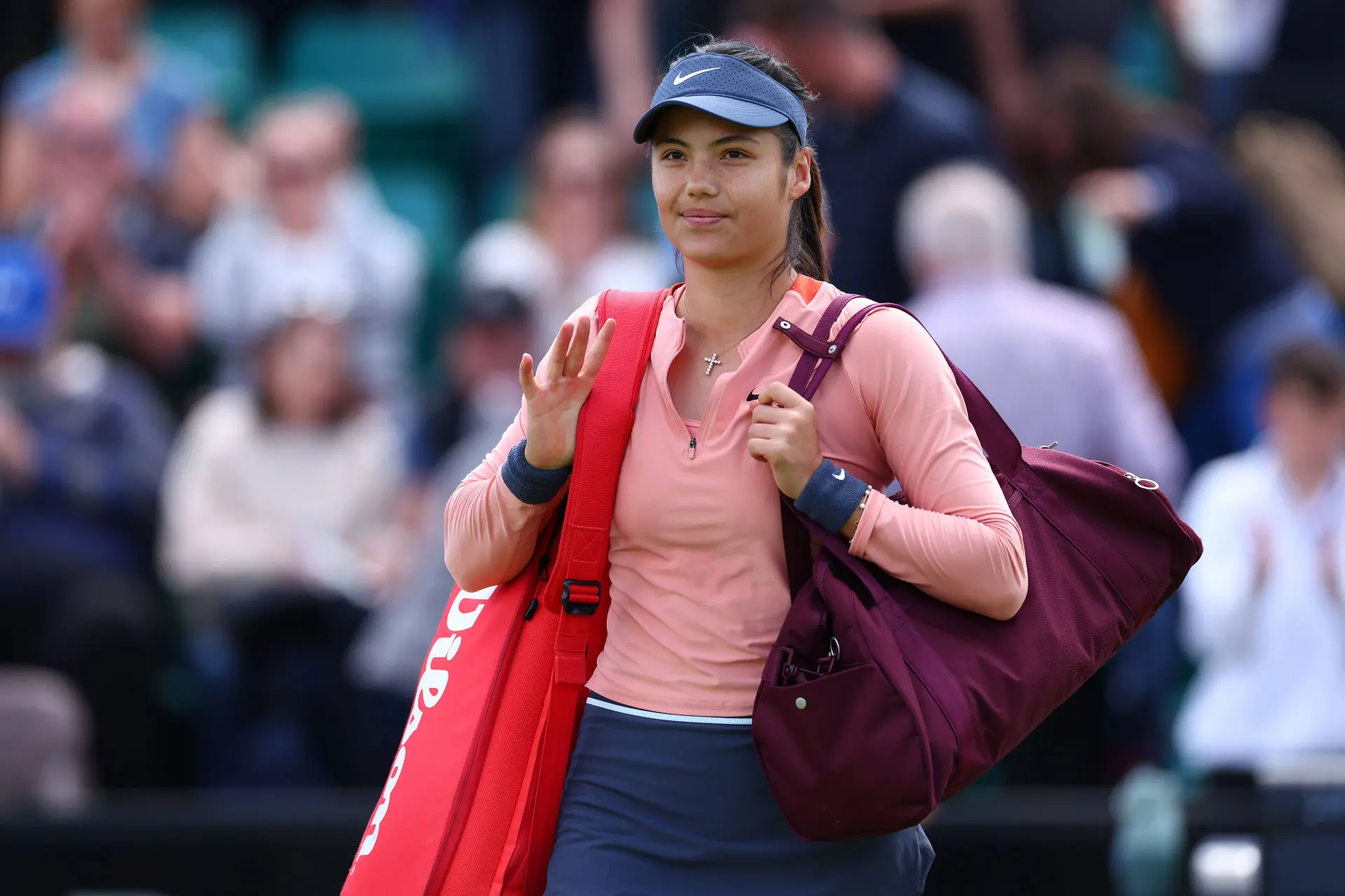 Emma Raducanu hat einen miserablen Start in ihre Saison 2025 hingelegt und zieht sich bei den ASB Classic mit einer Verletzung zurück