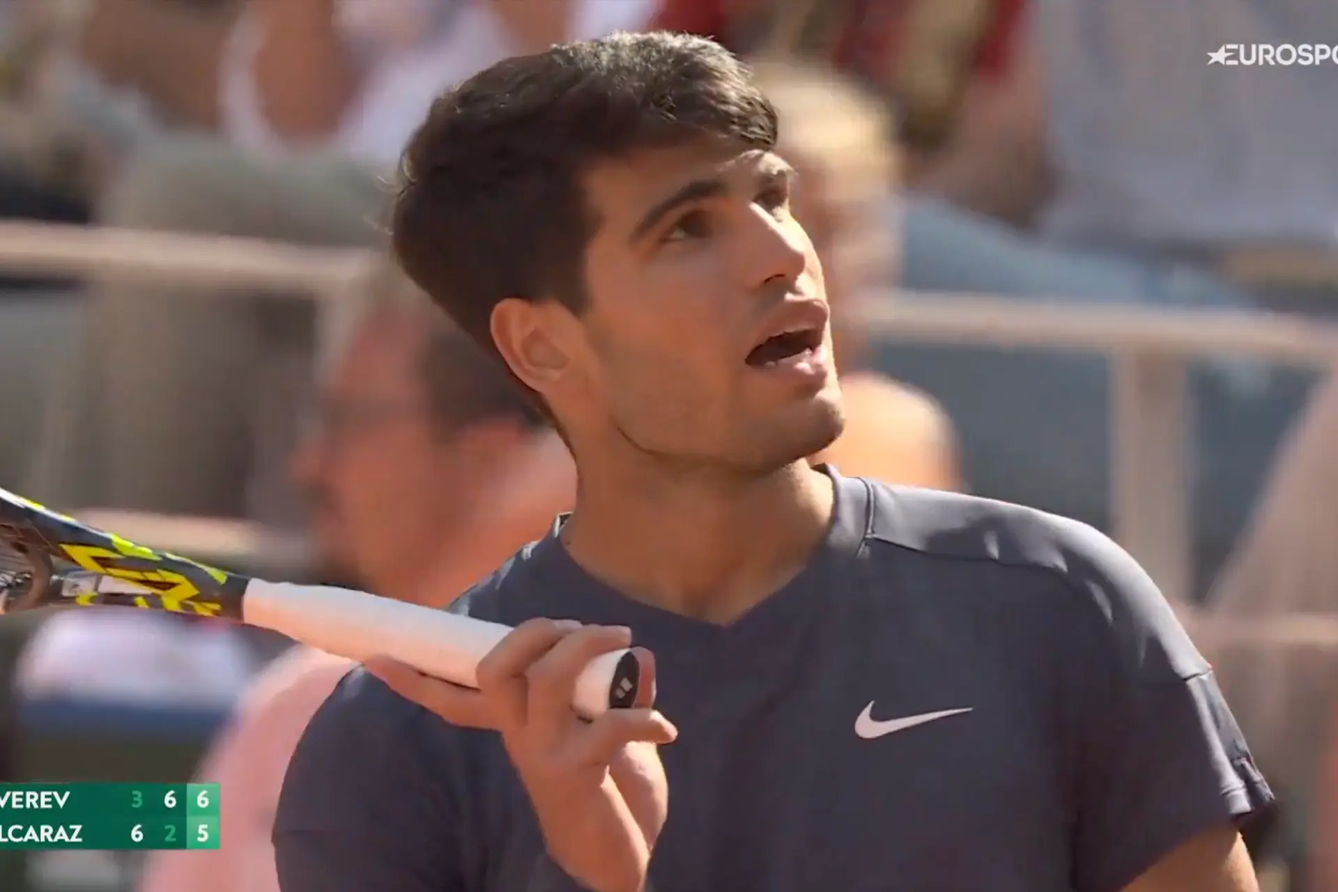 Nach verlorenem dritten Satz gegen Zverev im Finale von Roland Garros schimpft Carlos Alcaraz über die Qualität des Sandplatzes