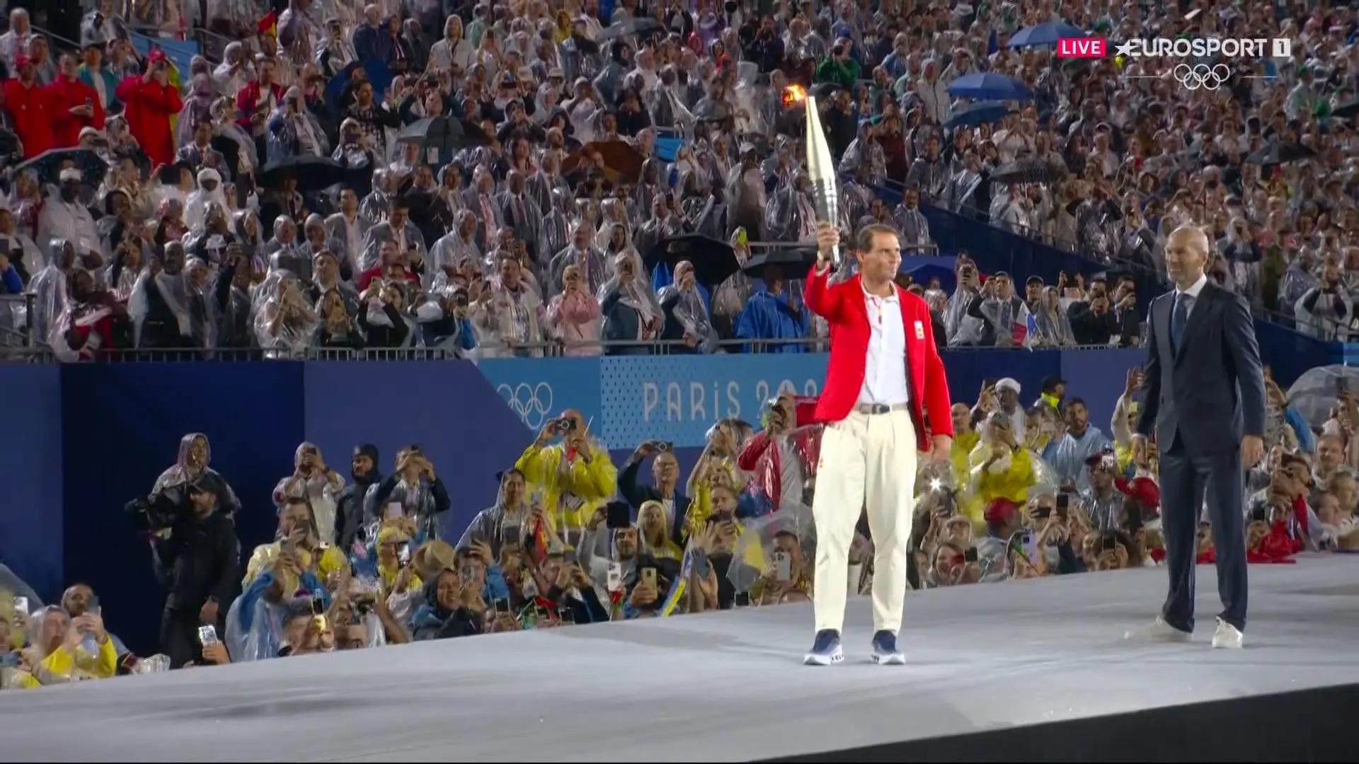 El increíble momento de Rafa Nadal portando la antorcha olímpica en París que le convierte en aún más leyenda del deporte