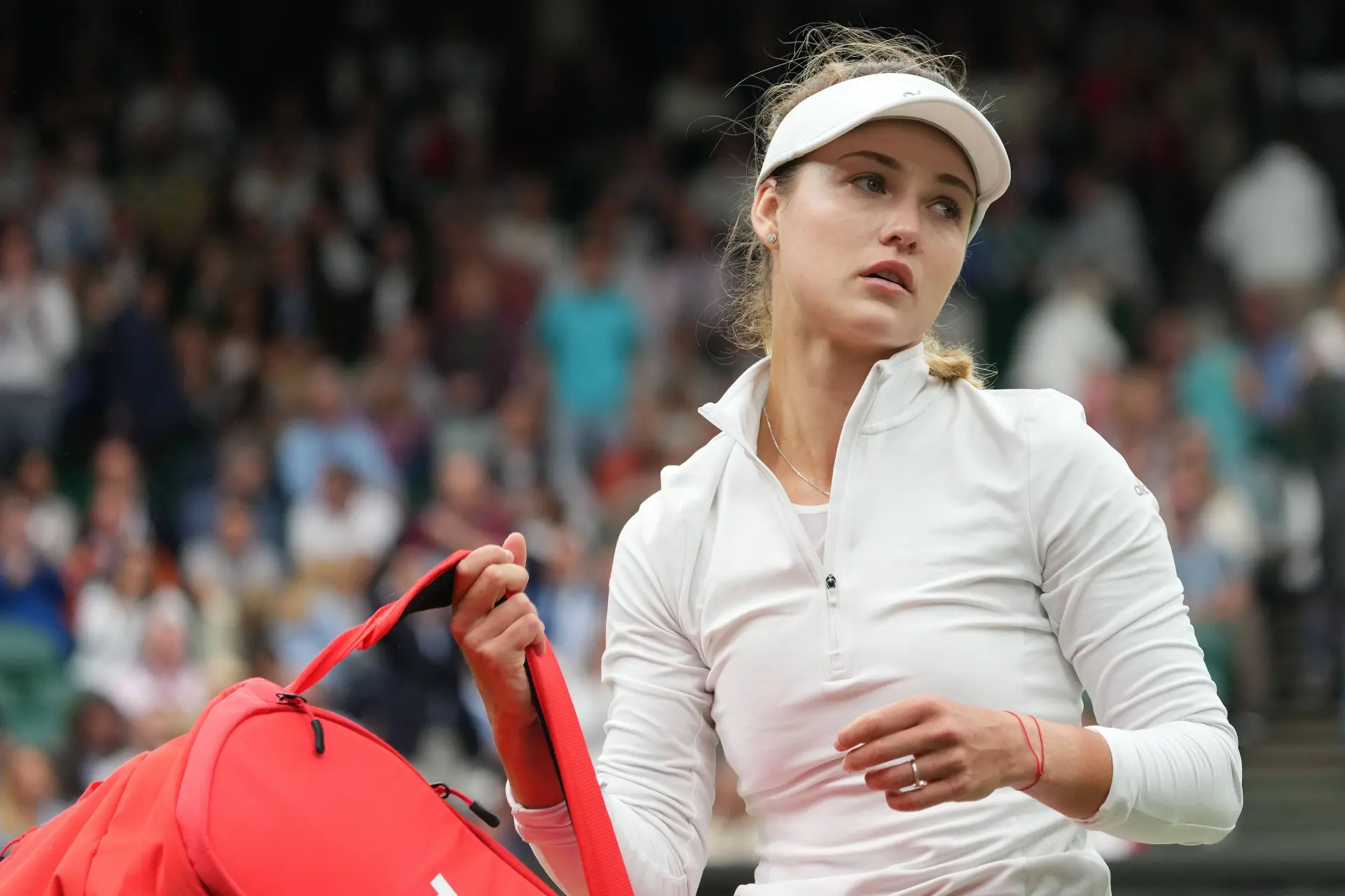 (VIDEO) Jannik Sinner's girlfriend Anna Kalinskaya takes dig at 'snakes' amid questioning to World No.1