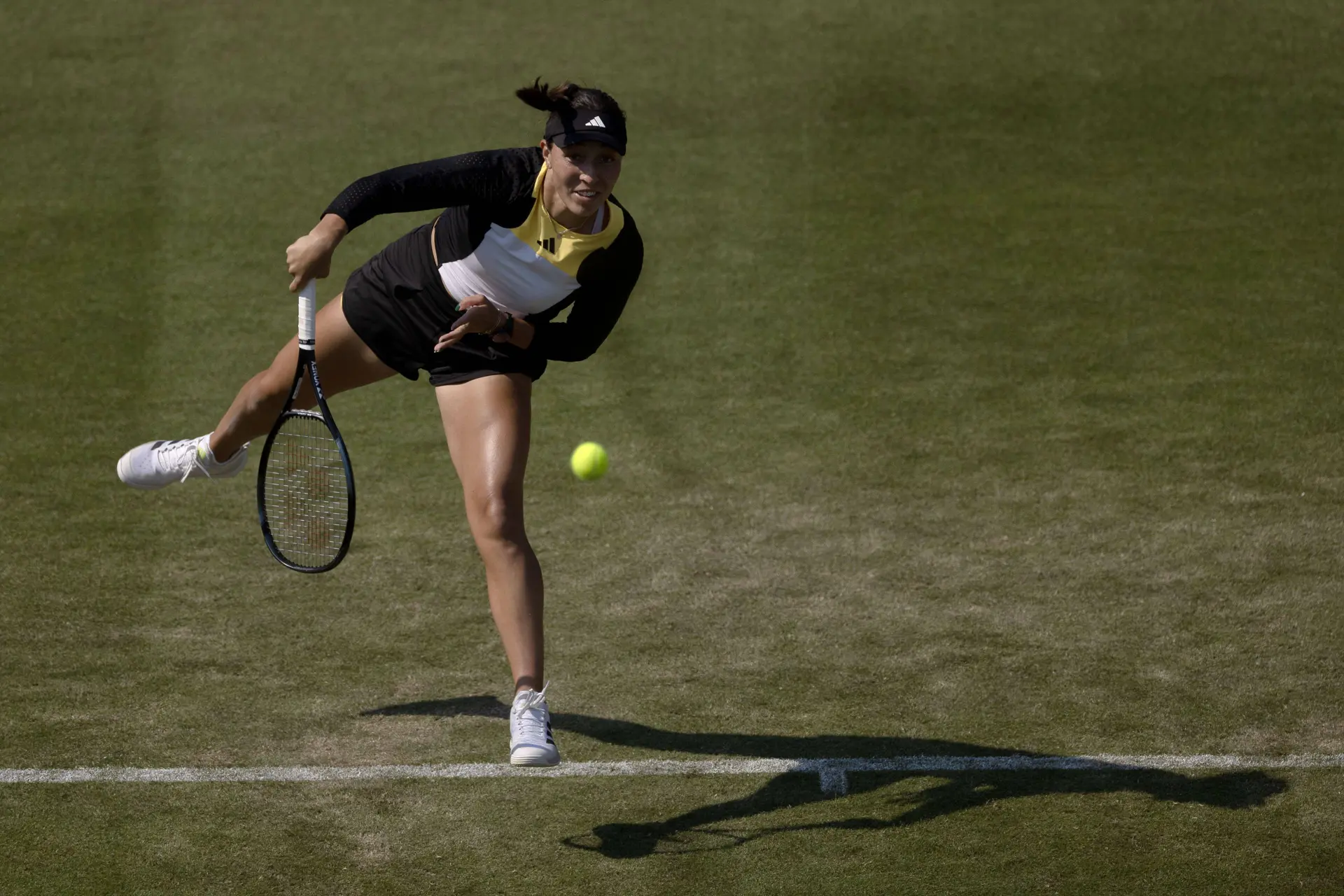 Jessica Pegula and Harriet Dart dominate either side of rain delays at Wimbledon