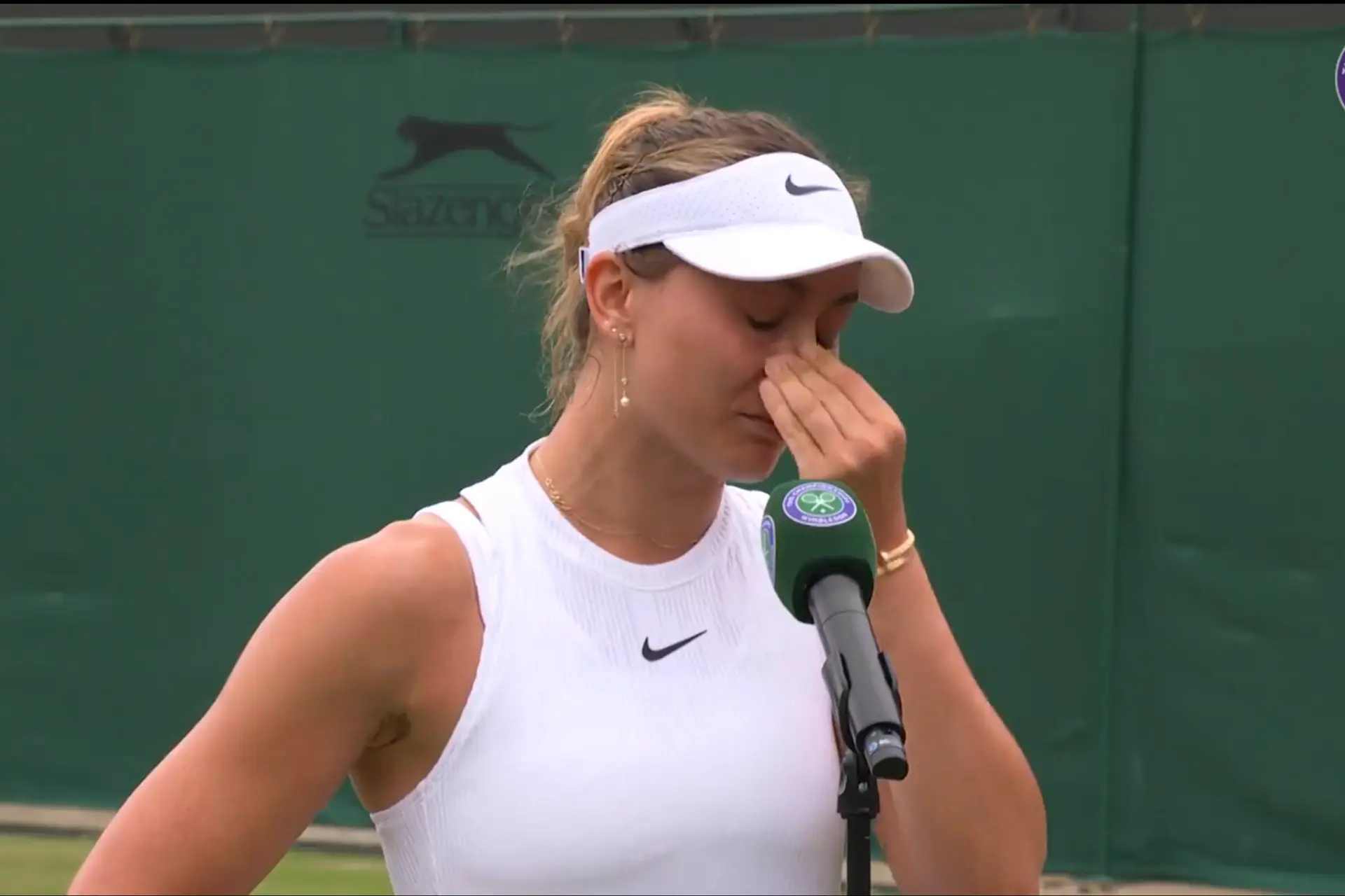 (VIDEO) Paula Badosa can't hold back tears in reaching fourth round at Wimbledon months after near retirement