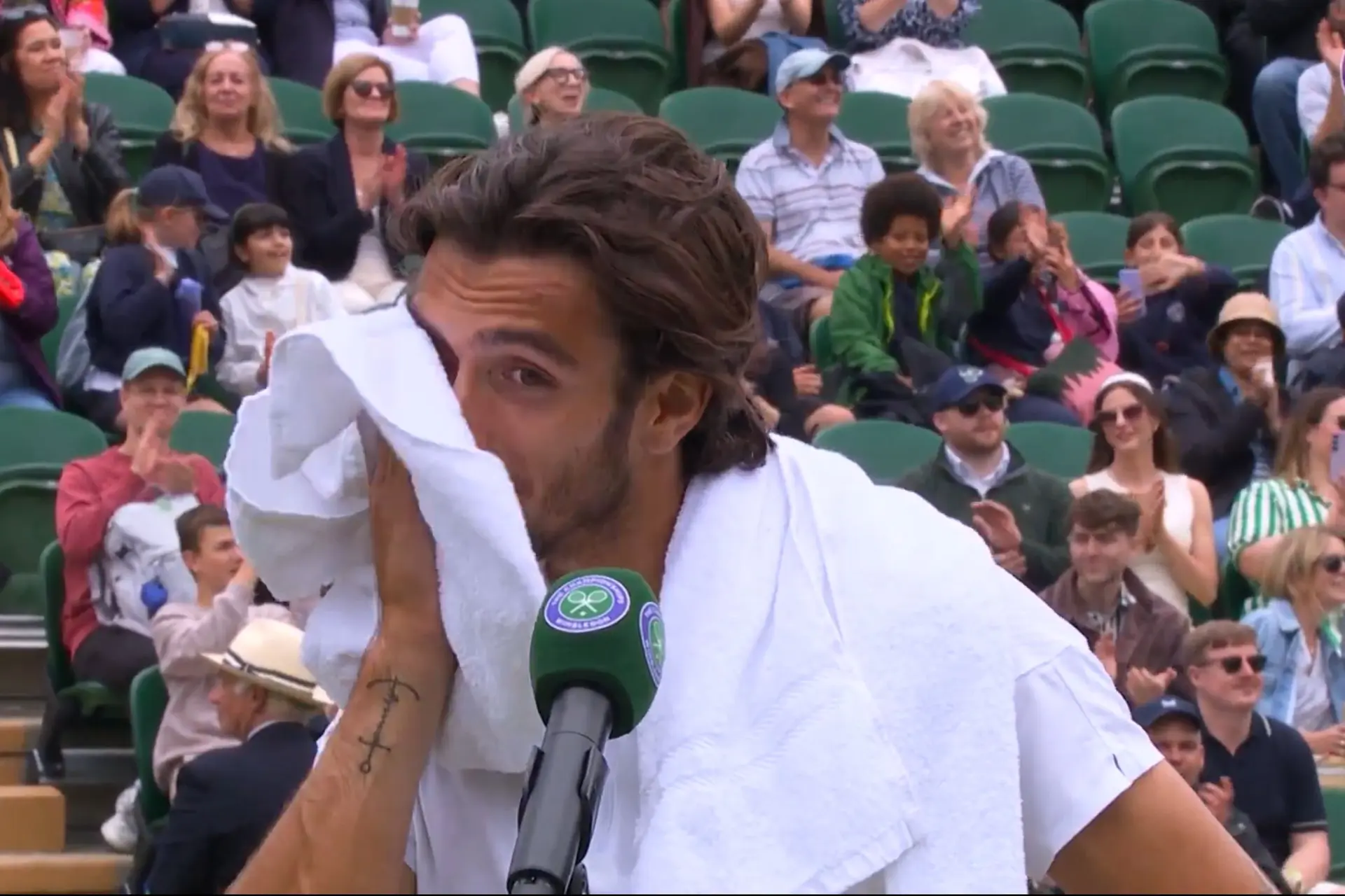 (VÍDEO) Lorenzo Musetti se echa a llorar tras clasificarse para cuartos de final en Wimbledon por primera vez