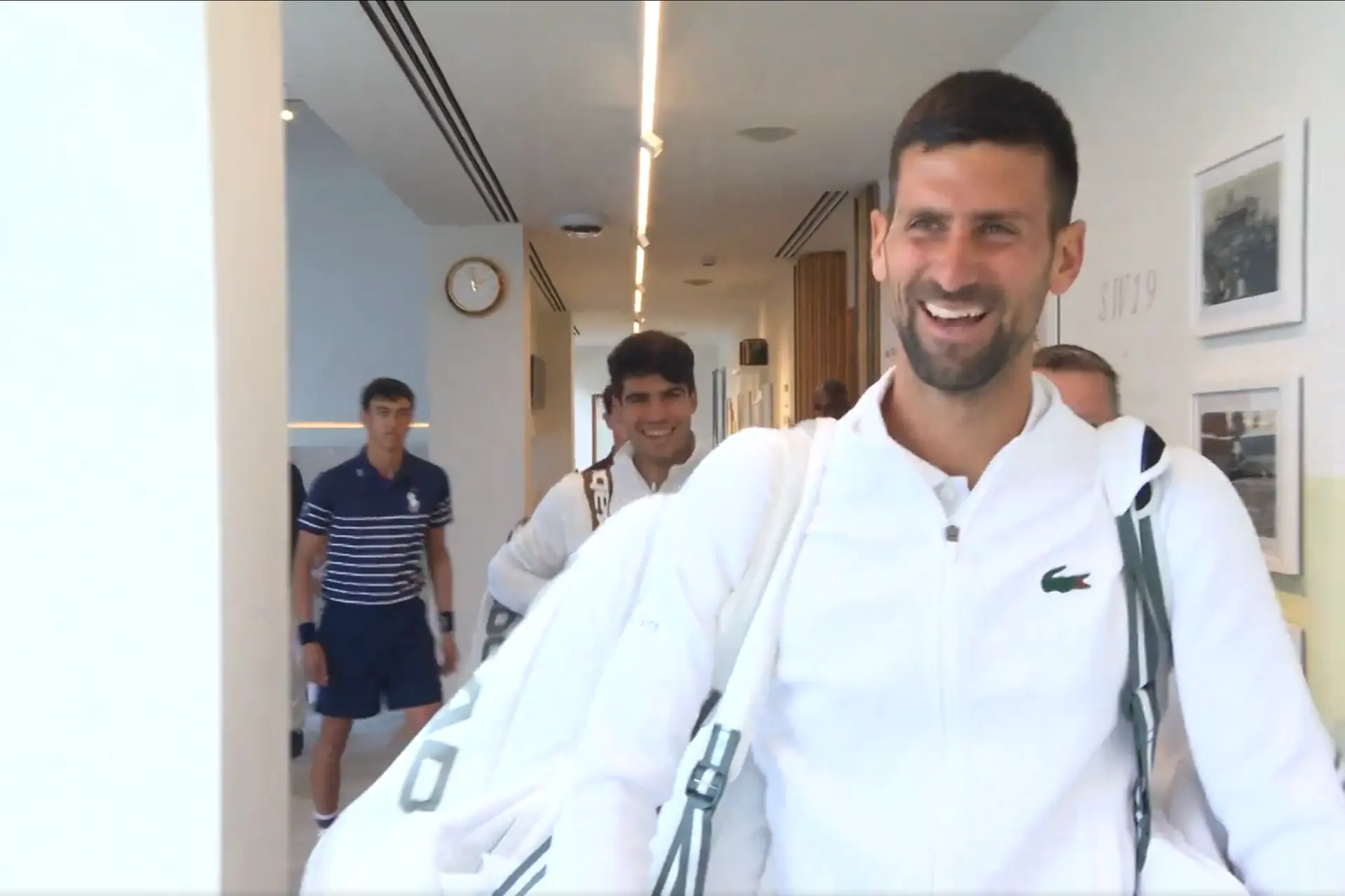 (VÍDEO) La hilarante confusión de Carlos Alcaraz y Novak Djokovic al salir a pista en la final de Wimbledon