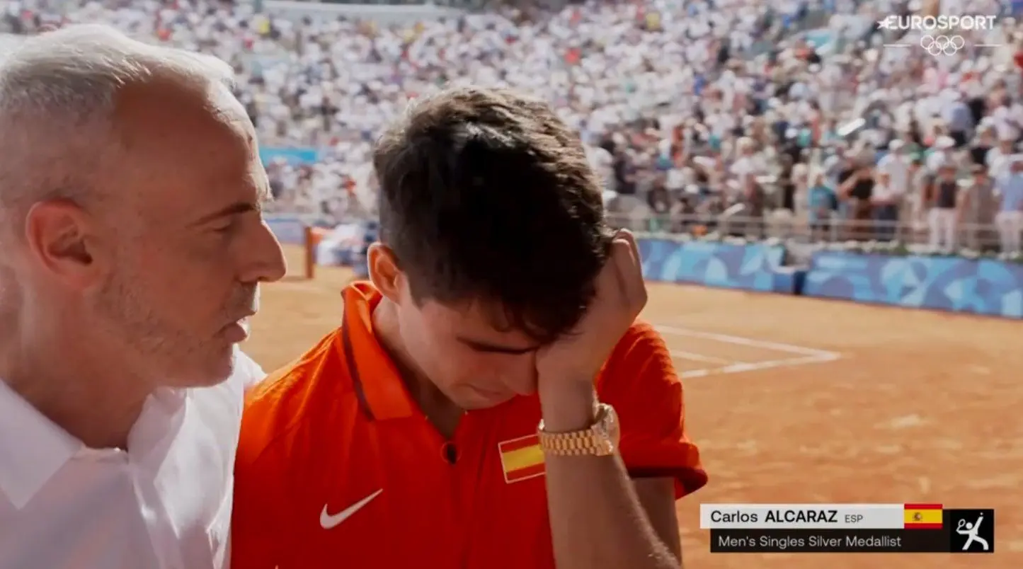 Carlos Alcaraz unter Tränen, weil der Traum von einer Goldmedaille bei den Olympischen Spielen gegen Novak Djokovic platzt