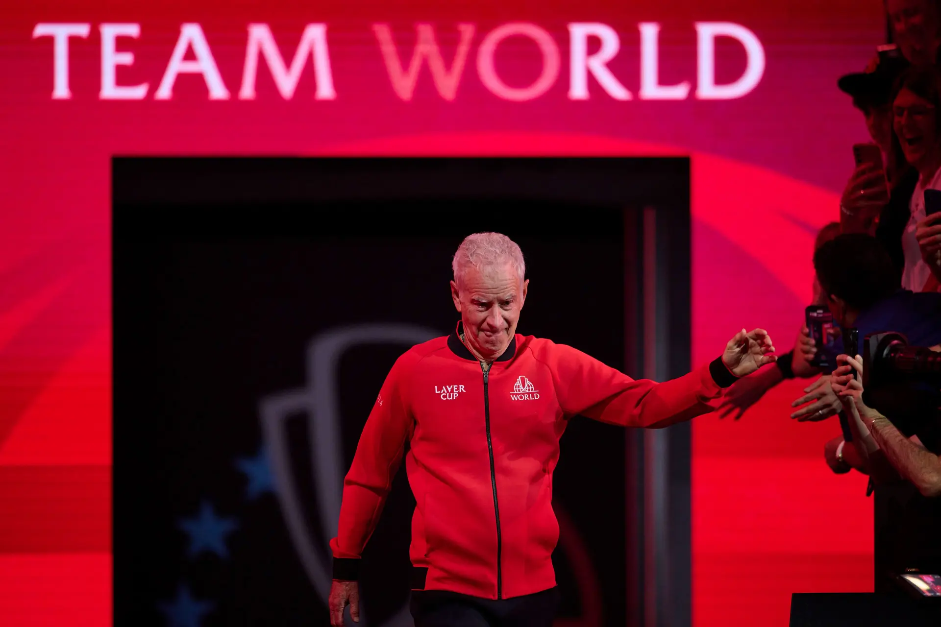 Roger Federer reconoce a los capitanes salientes, McEnroe y Borg, y les obsequia un espectacular reloj personalizado