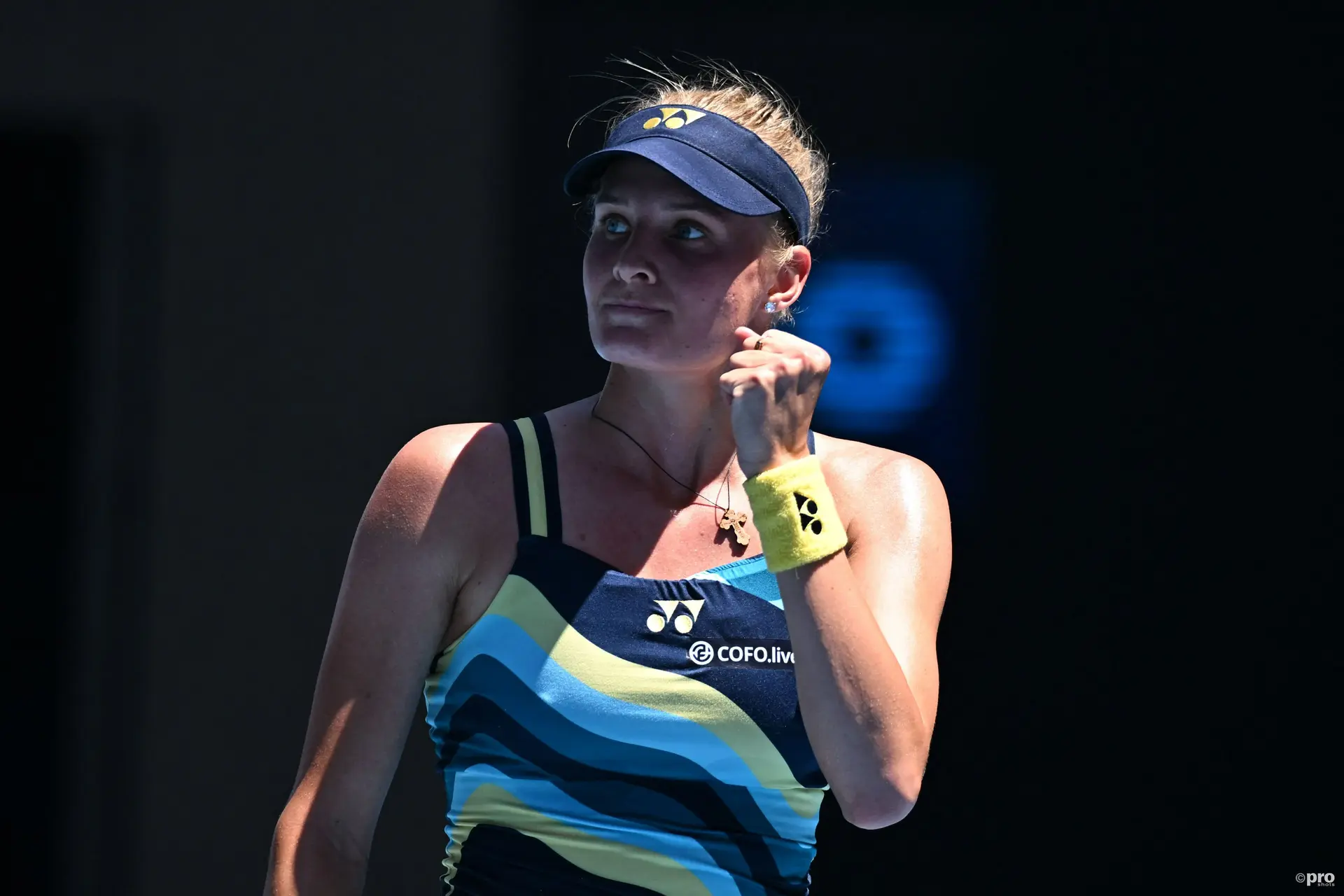 Dayana Yastremska celebrando en la pista