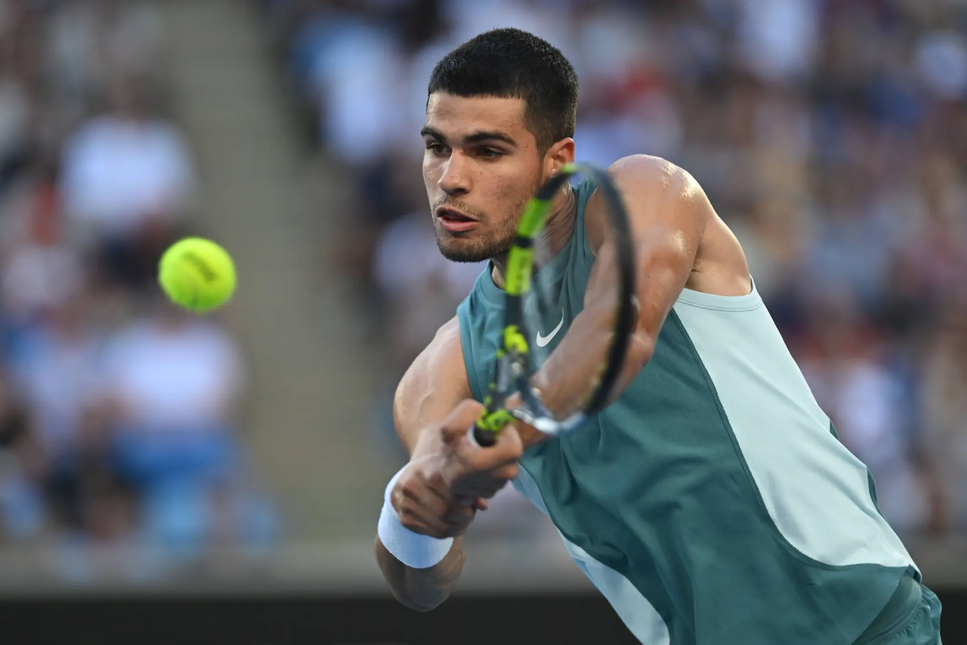 Un imperial Carlos Alcaraz mete miedo en su debut en el Open de Australia 2025