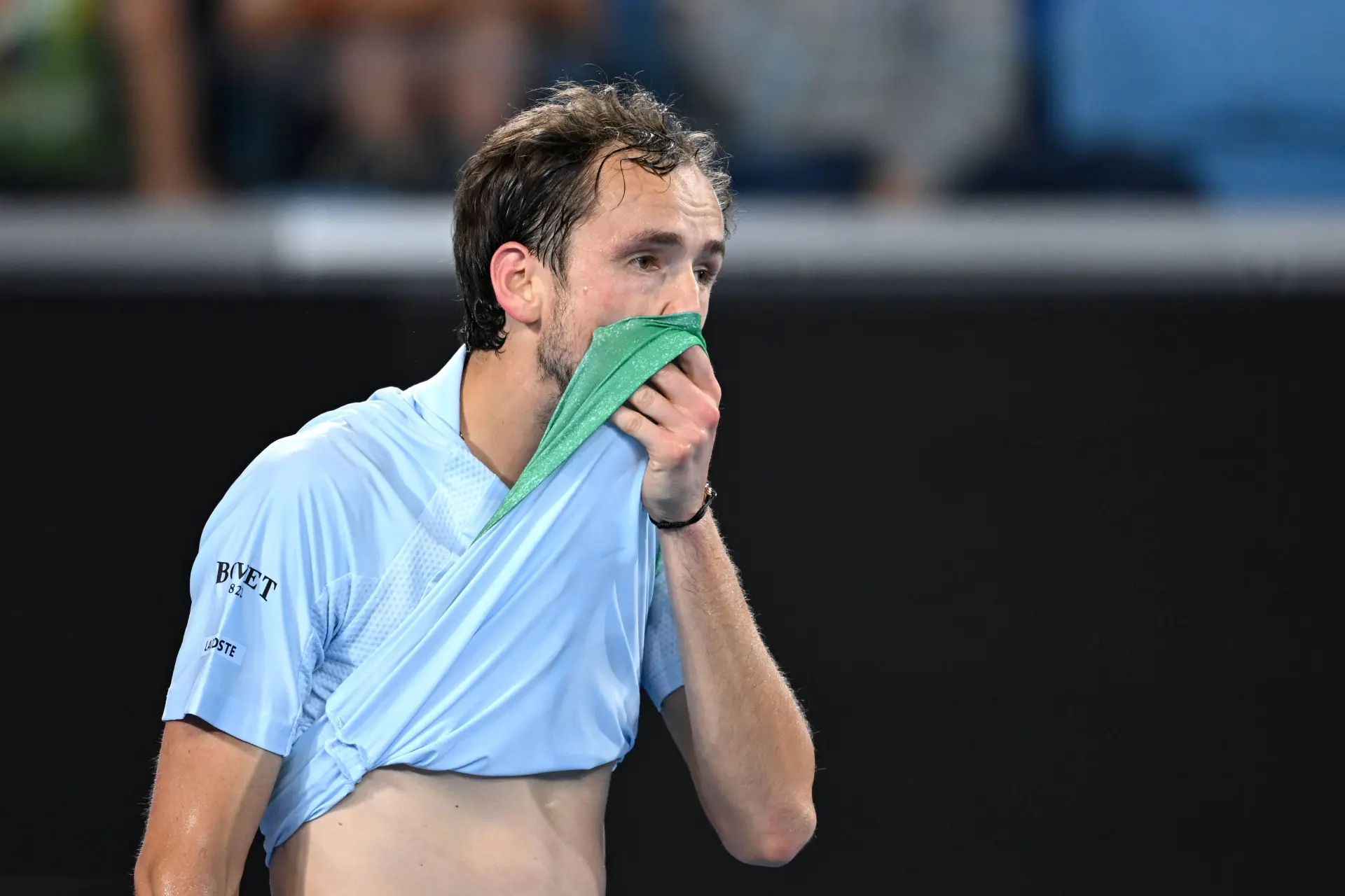 (VÍDEO) Escenas insólitas en Indian Wells: objetos vuelan por la pista durante el partido entre Medvedev y Fils debido al fuerte viento.