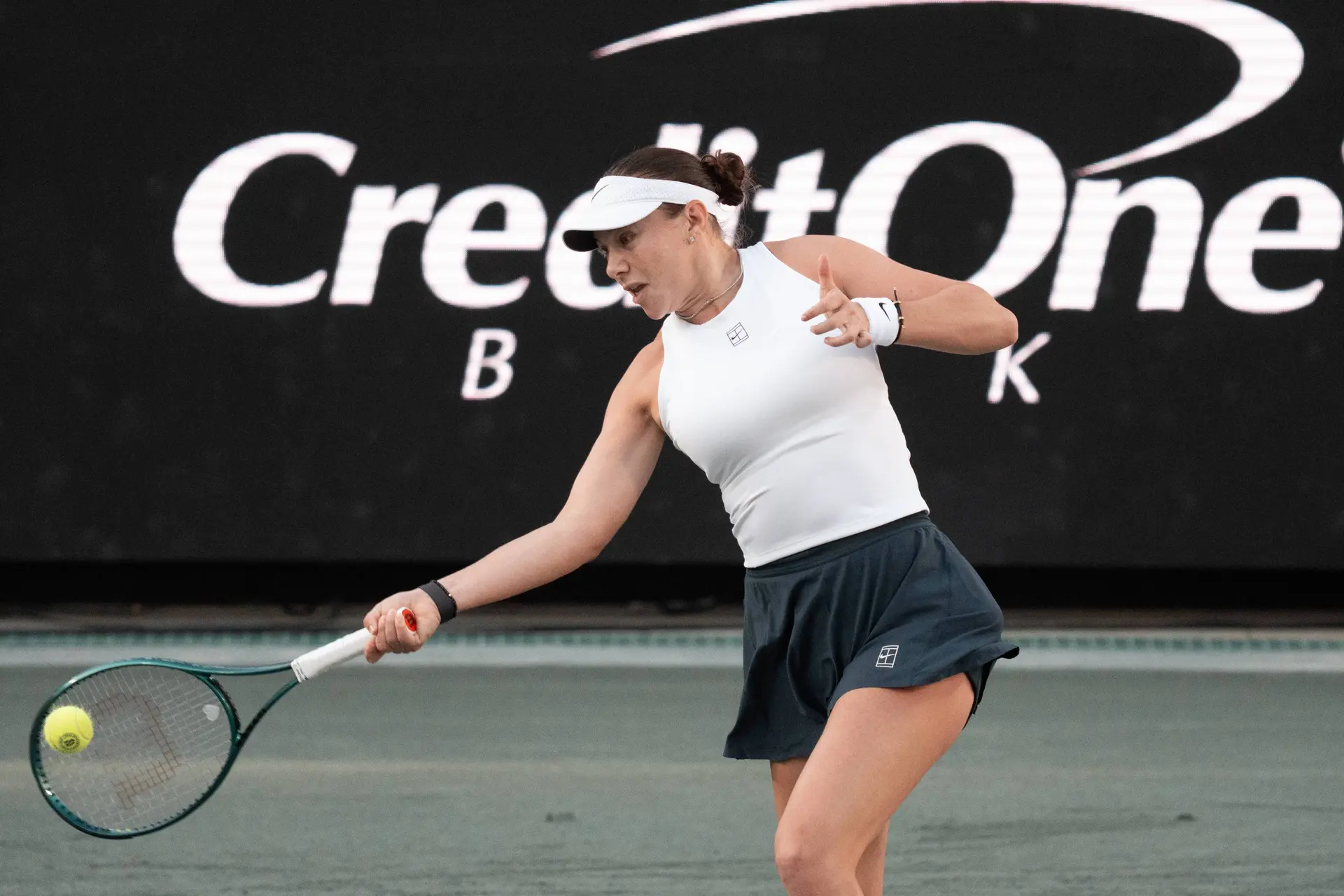 Amanda Anisimova's hot streak on grass continues with confident win over Bianca Andreescu