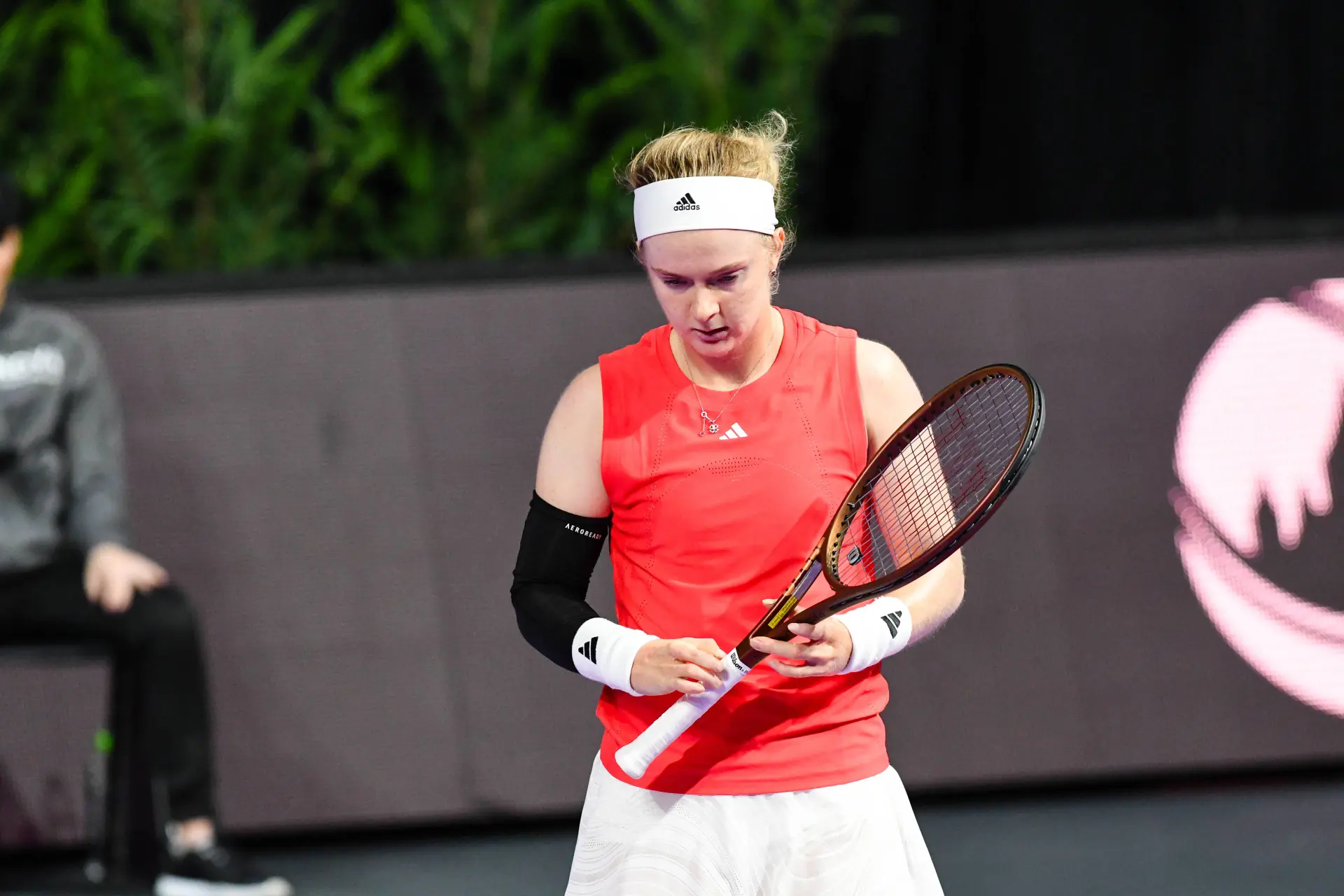 (VIDEO) Shock scenes as Francesca Jones collapses mid-match in Bogota, taken off court in wheelchair