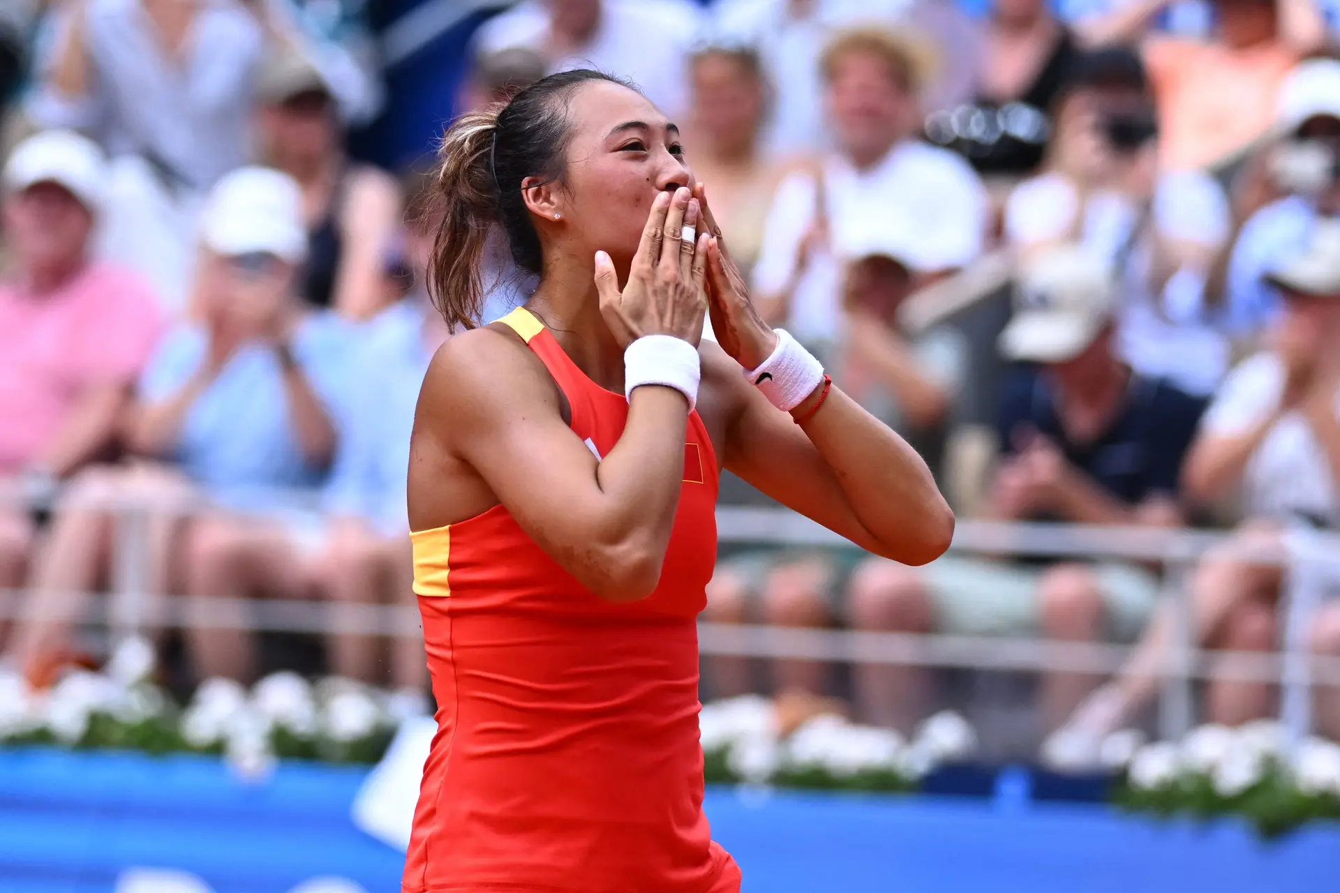 Lehm-Ambitionen steigen: Zheng Qinwen erweitert ihr Team um einen Sandplatzspezialisten mit legendärem Tennisblut