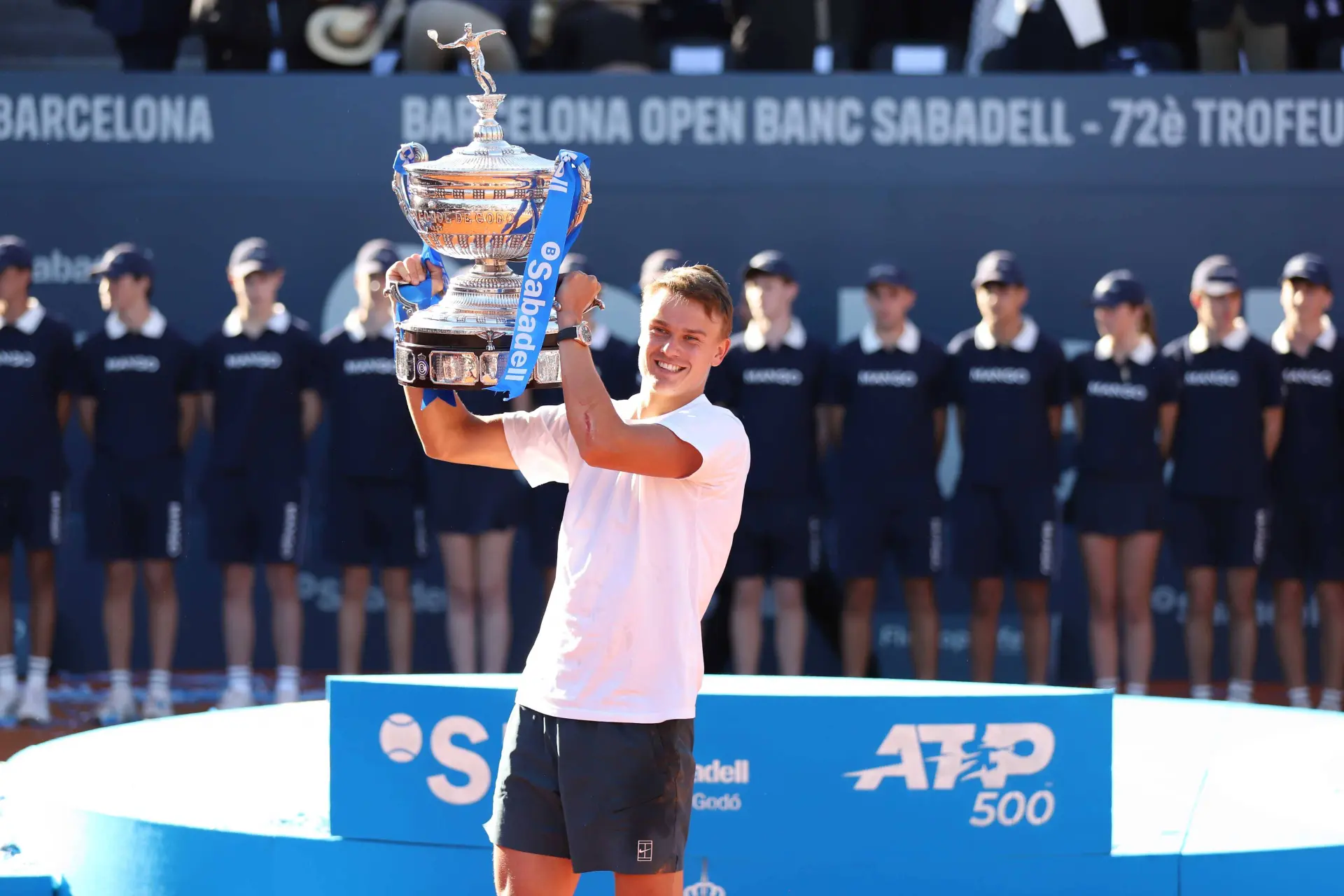 Rune levantando el trofeo en el Barcelona Open 2025
