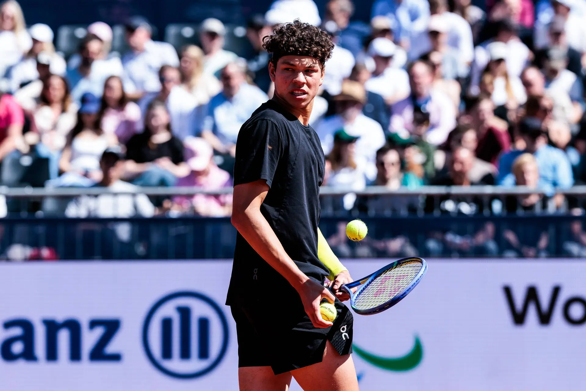 Ben Shelton schreibt US-Tennisgeschichte, indem er das Finale der BMW Munich Open erreicht, während seine Freundin Trinity Rodman ihm zujubelt
