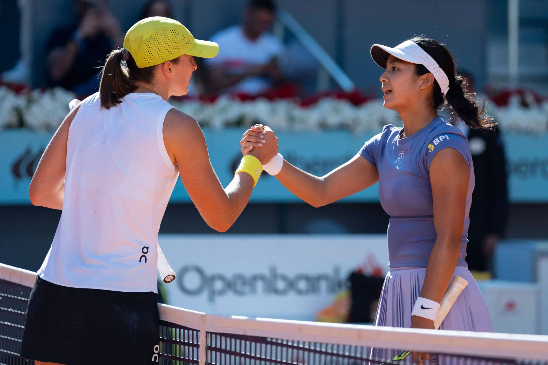 WTA scheint auf frischer Tat ertappt worden zu sein, als sie Fotos von Iga Swiatek und Alexandra Eala mit Hilfe von KI manipulierte