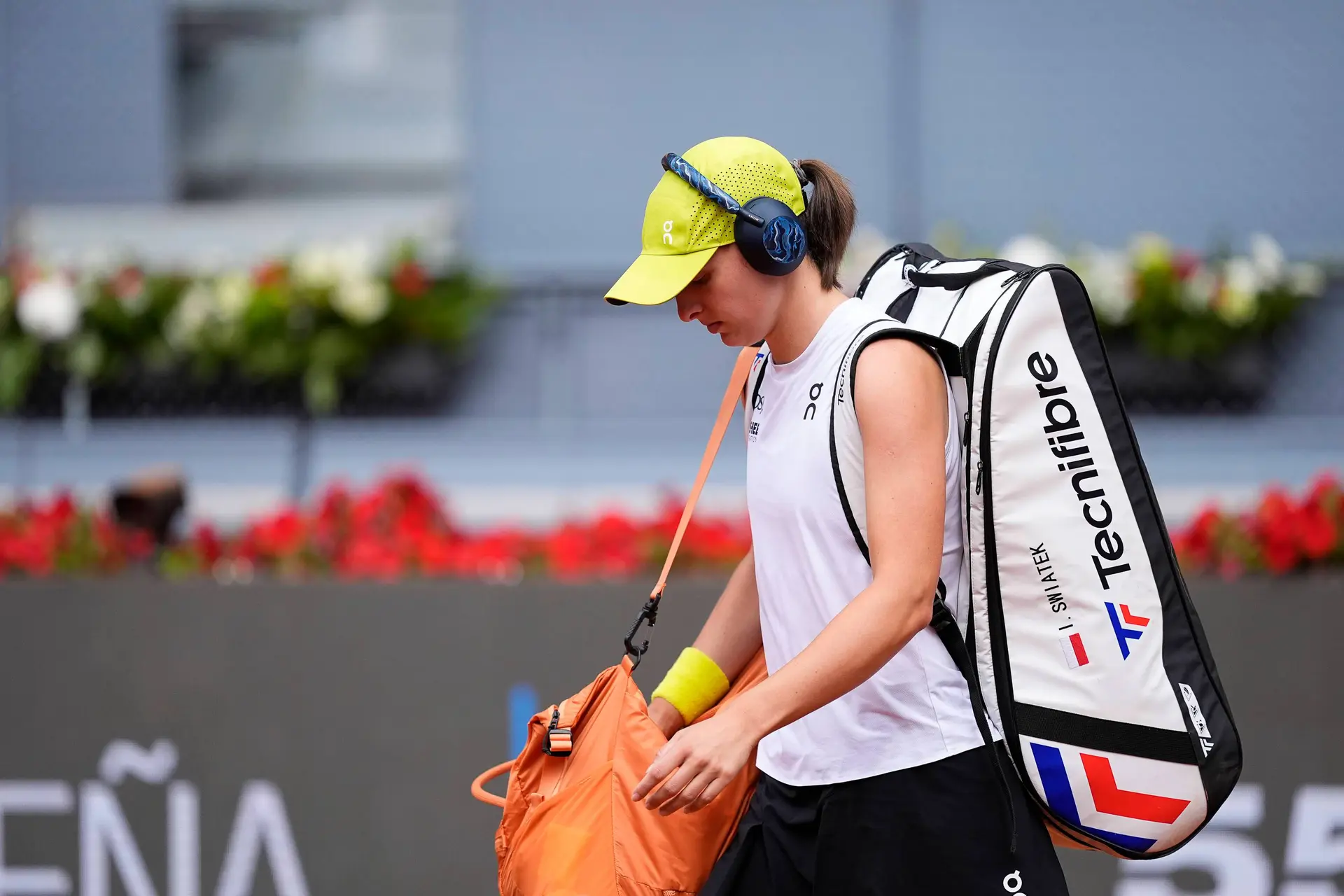 (VIDEO) Tearful Iga Swiatek forced to retire in Madrid as illness halts comeback