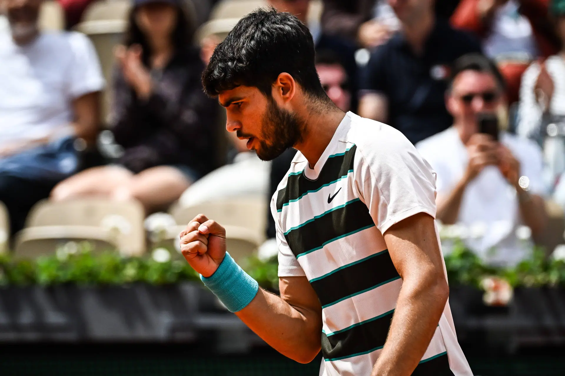 "I had to calm my thoughts and think more clearly": Carlos Alcaraz overcomes third set struggle to advance in Roland Garros 2025
