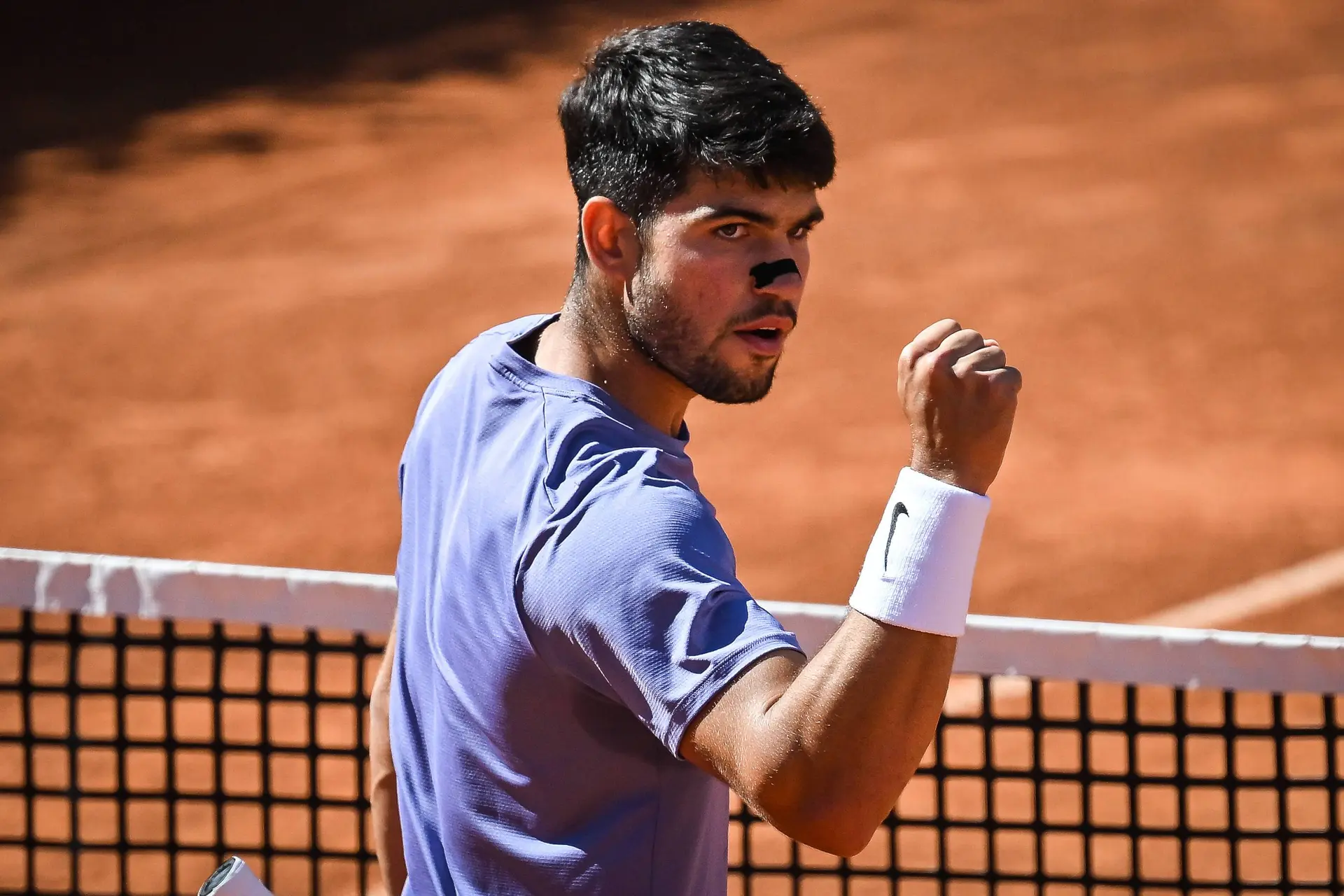 Defending champ advances: Carlos Alcaraz battles Marozsan under the roof in Roland Garros