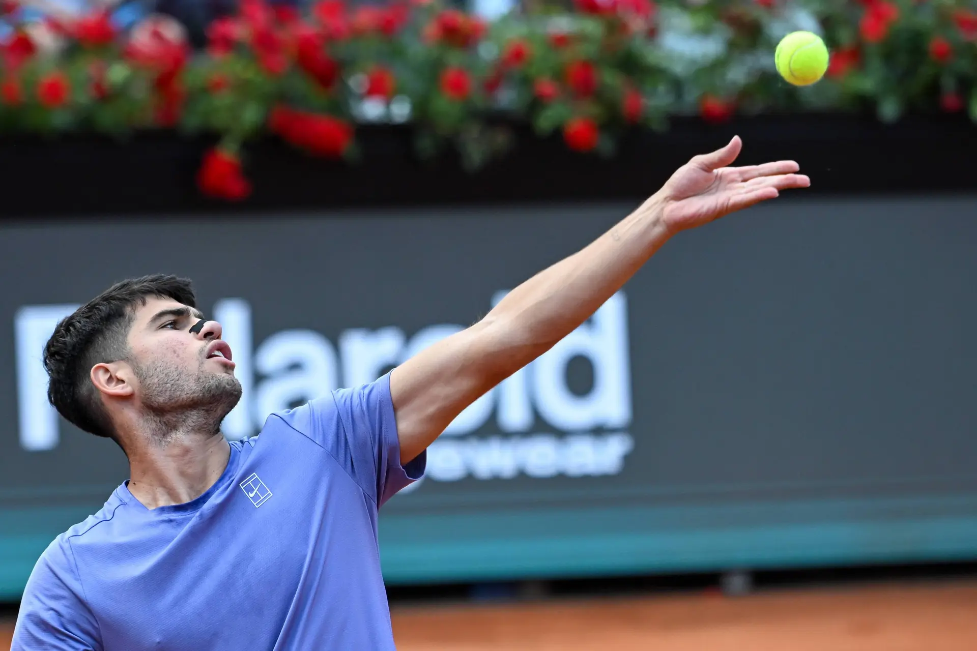 ¿Por Netflix o por Sinner? Carlos Alcaraz mete miedo en su debut en el Masters de Roma