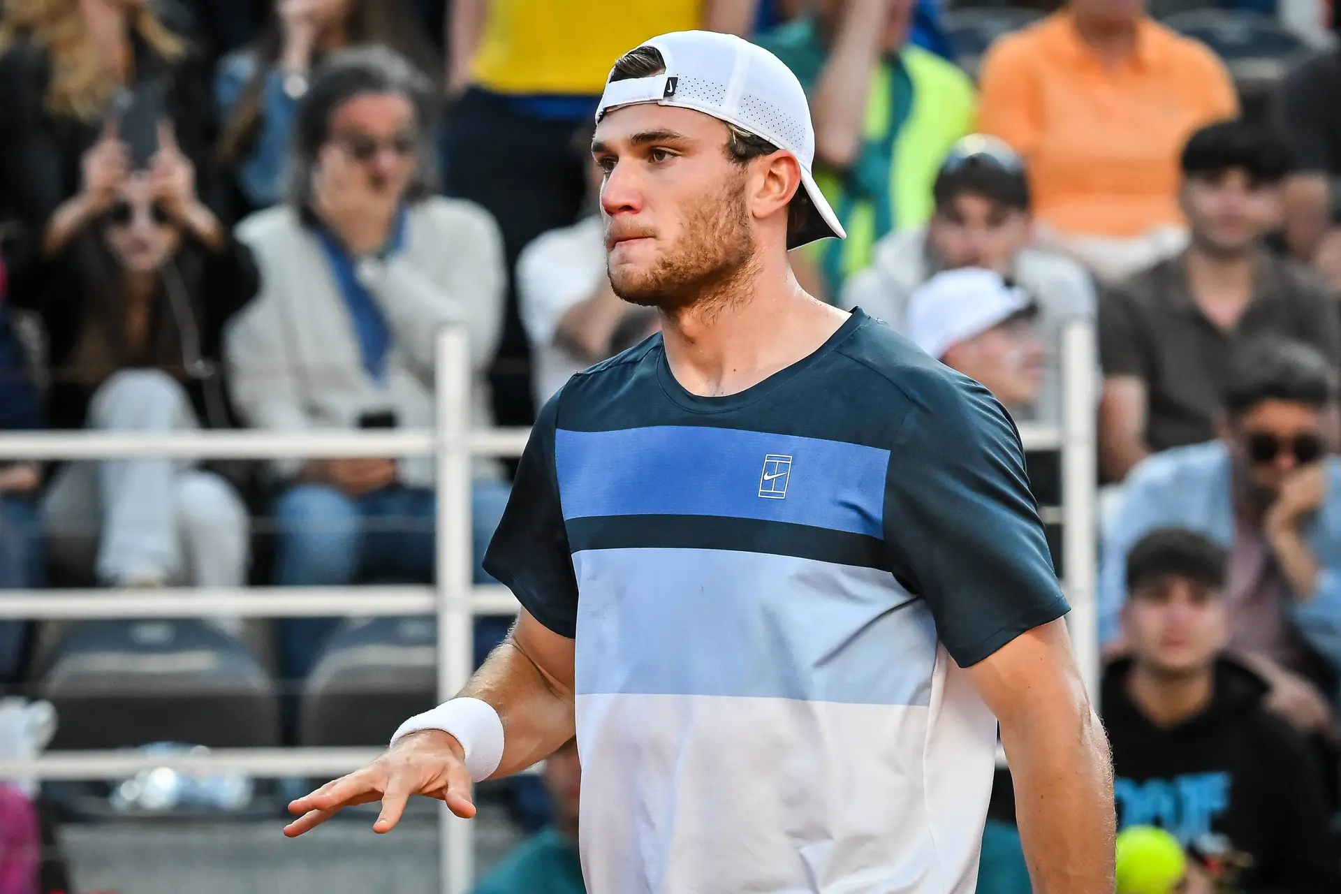 (VIDEO) Jack Draper obliterates racquet after missed break points at Rome Open